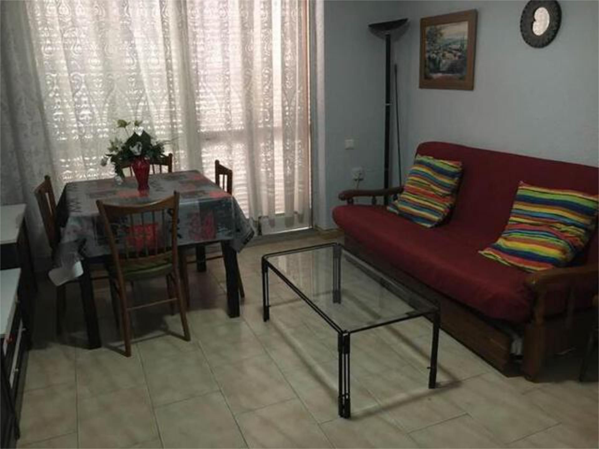 Apartament de lloguer a La Pineda Sala d'estar de Apartament de lloguer en Vila-seca amb Terrassa i Moblat