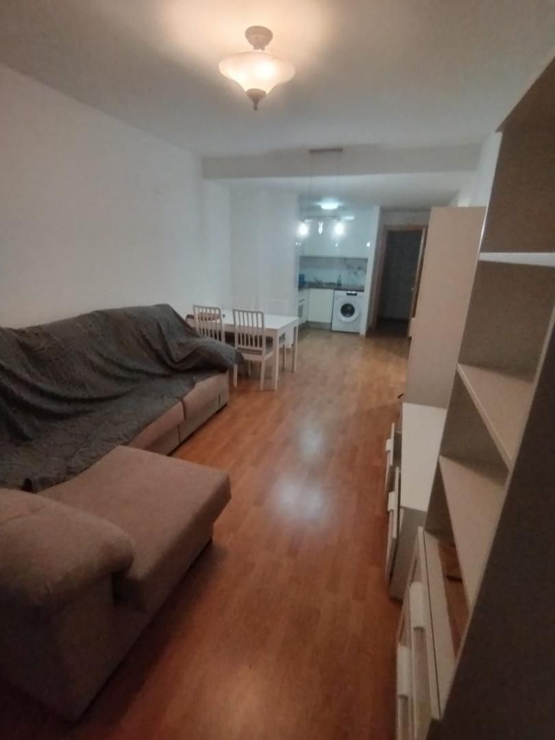 Pis de lloguer a Calle la Losa, 2, Centro Sala d'estar de Pis de lloguer en Chiva amb Aire condicionat, Calefacció i Parquet