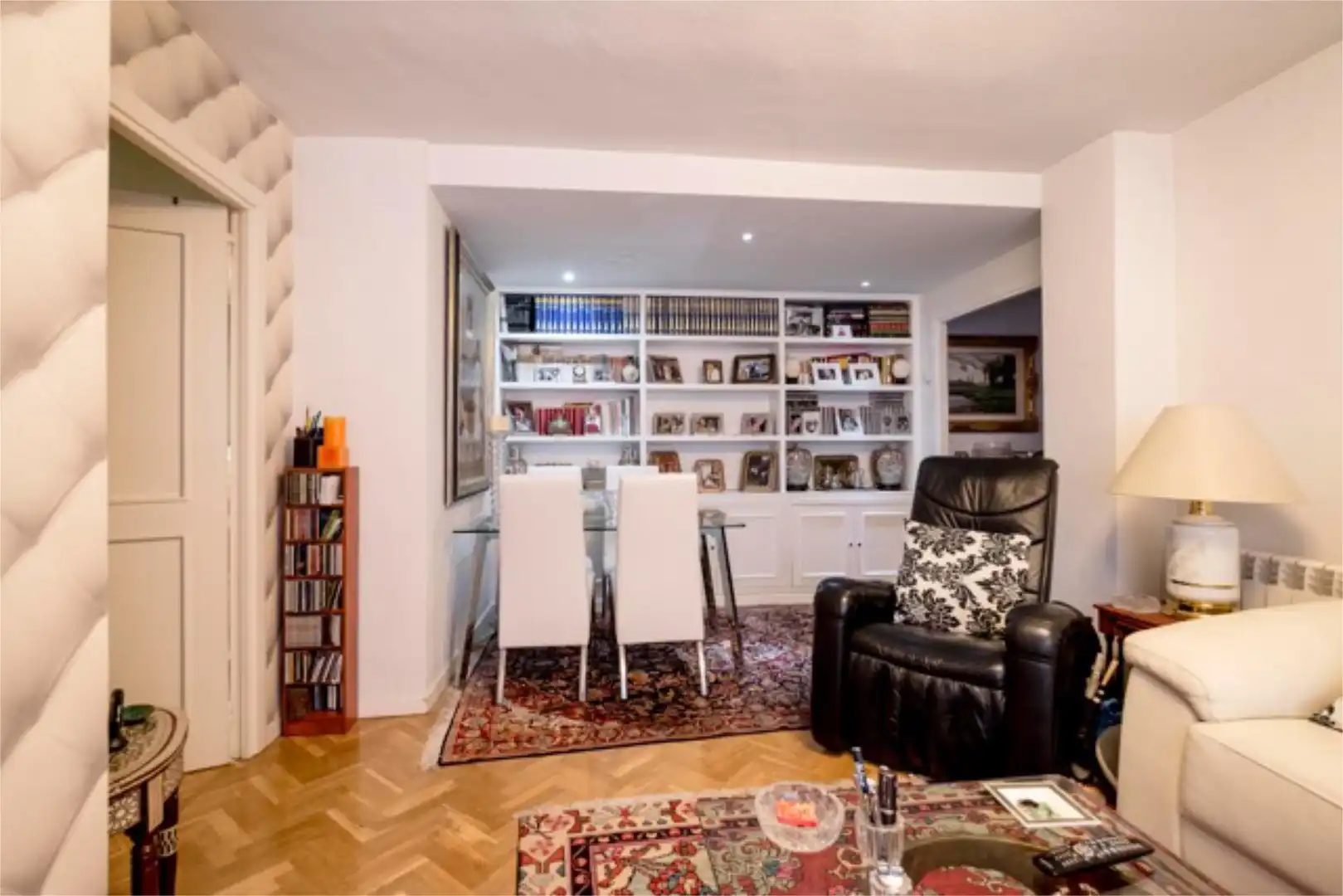 Living room of Flat for sale in Pozuelo de Alarcón  with Air Conditioner, Swimming Pool and Balcony
