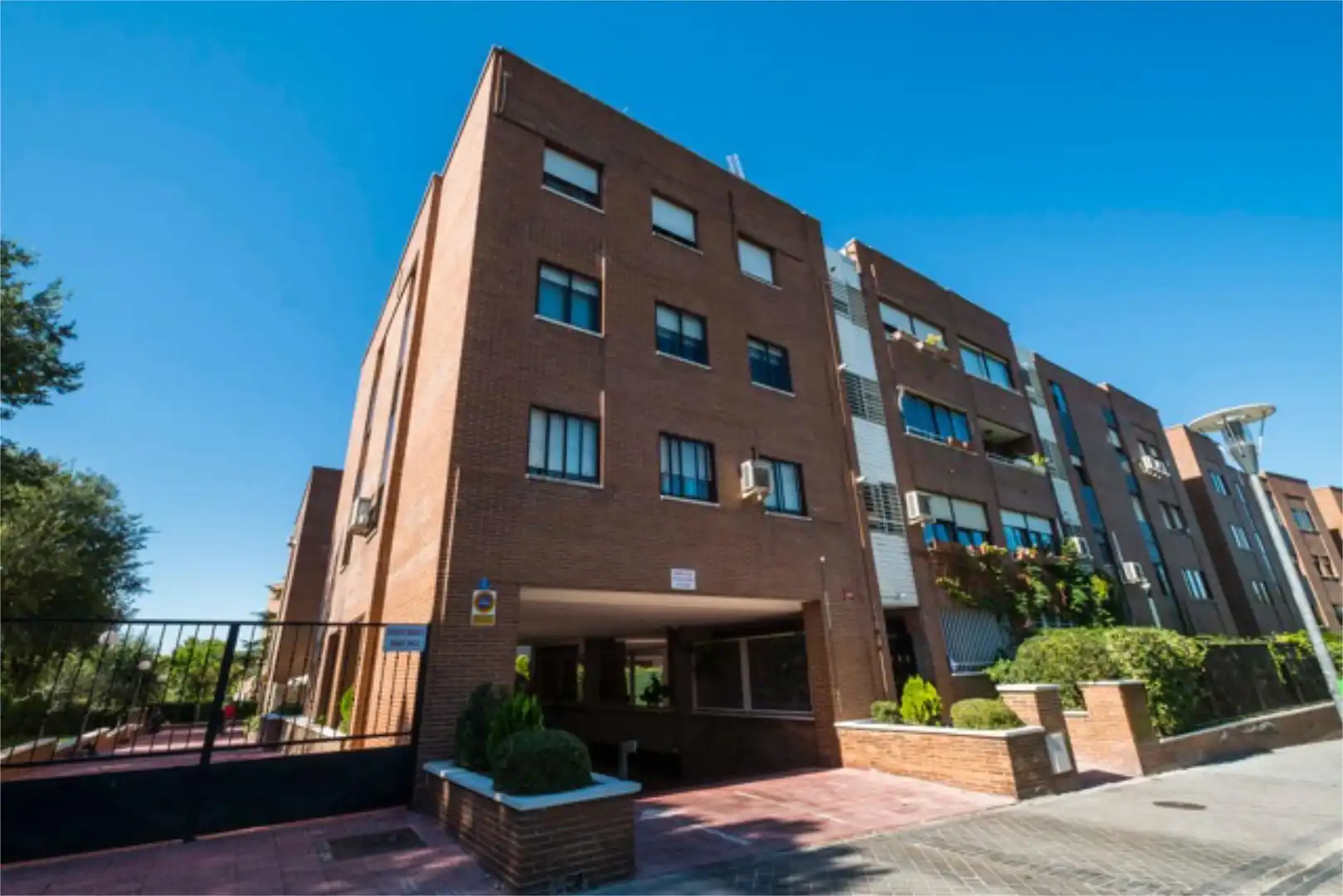 Exterior view of Flat for sale in Pozuelo de Alarcón  with Air Conditioner, Swimming Pool and Balcony