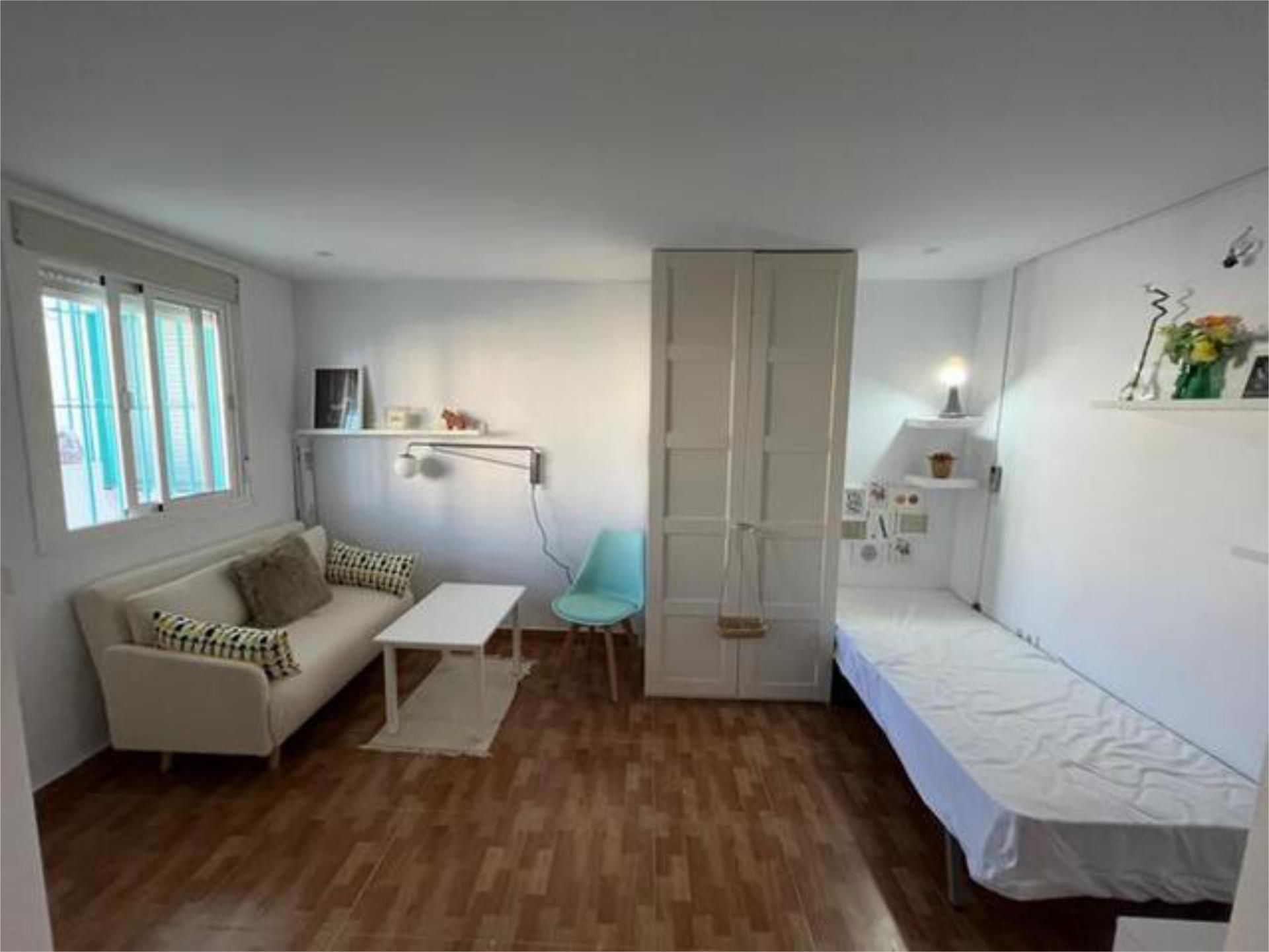 Dormitori de Apartament de lloguer en Chiclana de la Frontera amb Calefacció, Terrassa i Piscina