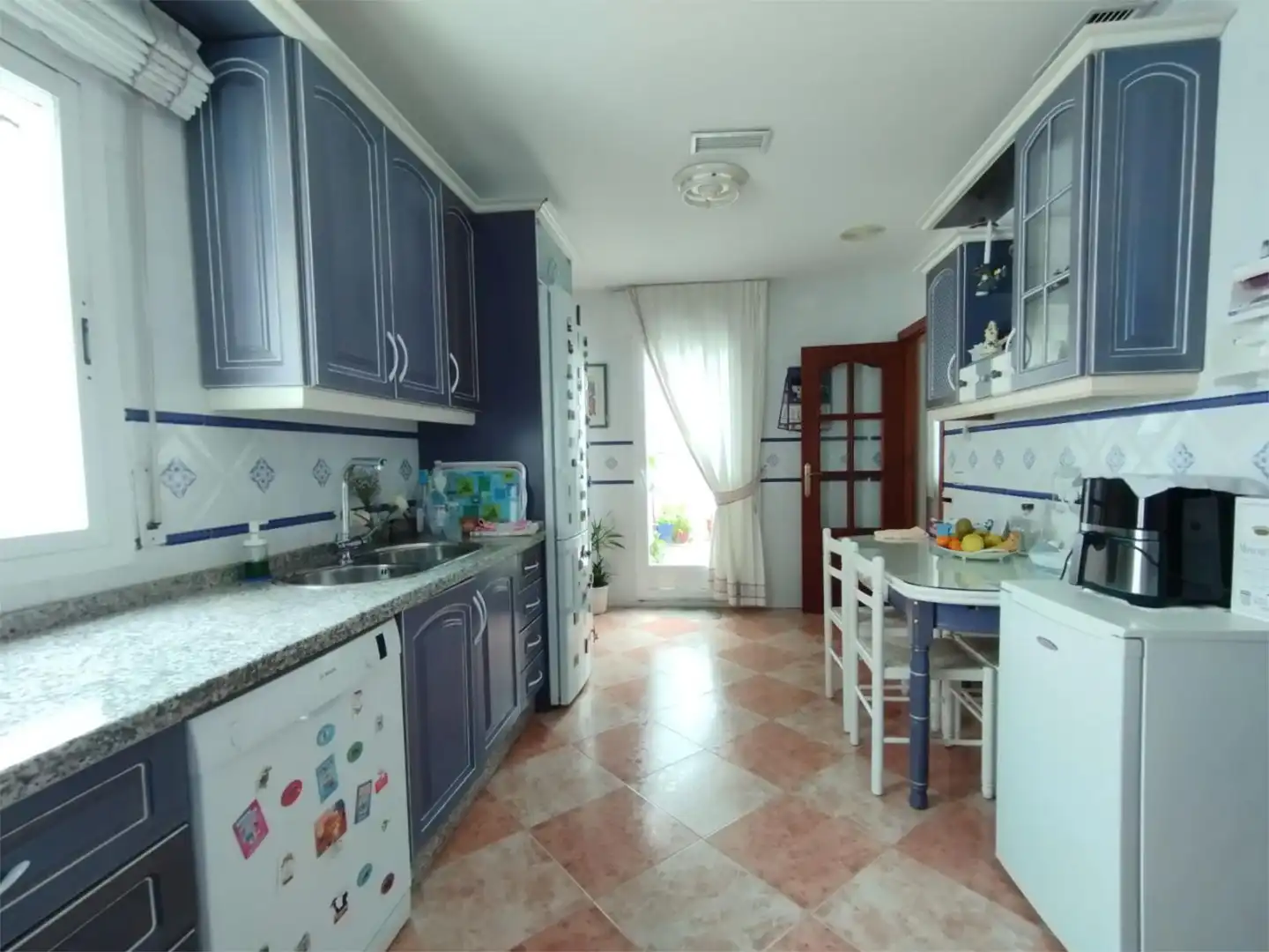 Cuina de Casa adosada en venda en Lucena amb Aire condicionat, Calefacció i Terrassa