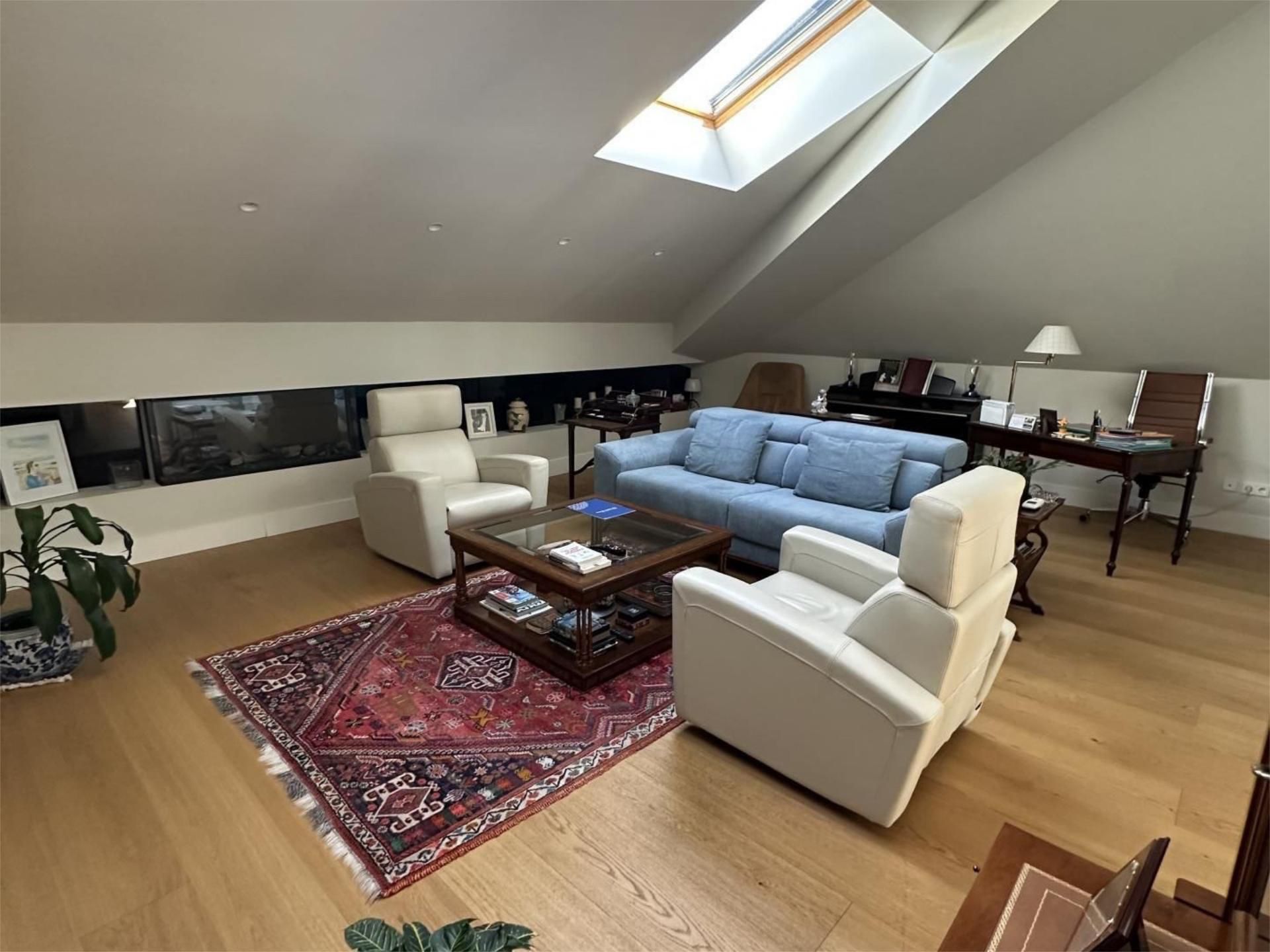 Flat for sale in Calle Rosales, 28, Zona Monte El Pilar Living room of Flat for sale in Majadahonda with Air Conditioner, Terrace and Swimming Pool