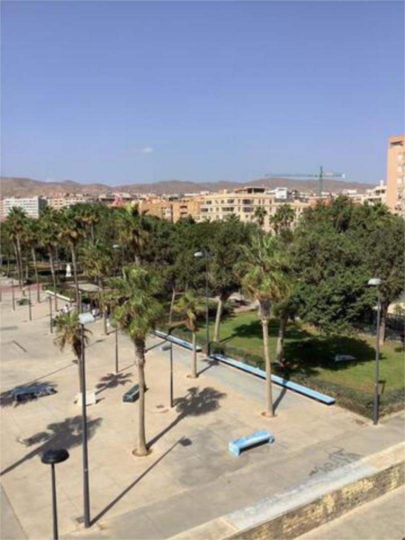 Vista exterior de Pis de lloguer en  Almería Capital amb Calefacció, Jardí privat i Terrassa