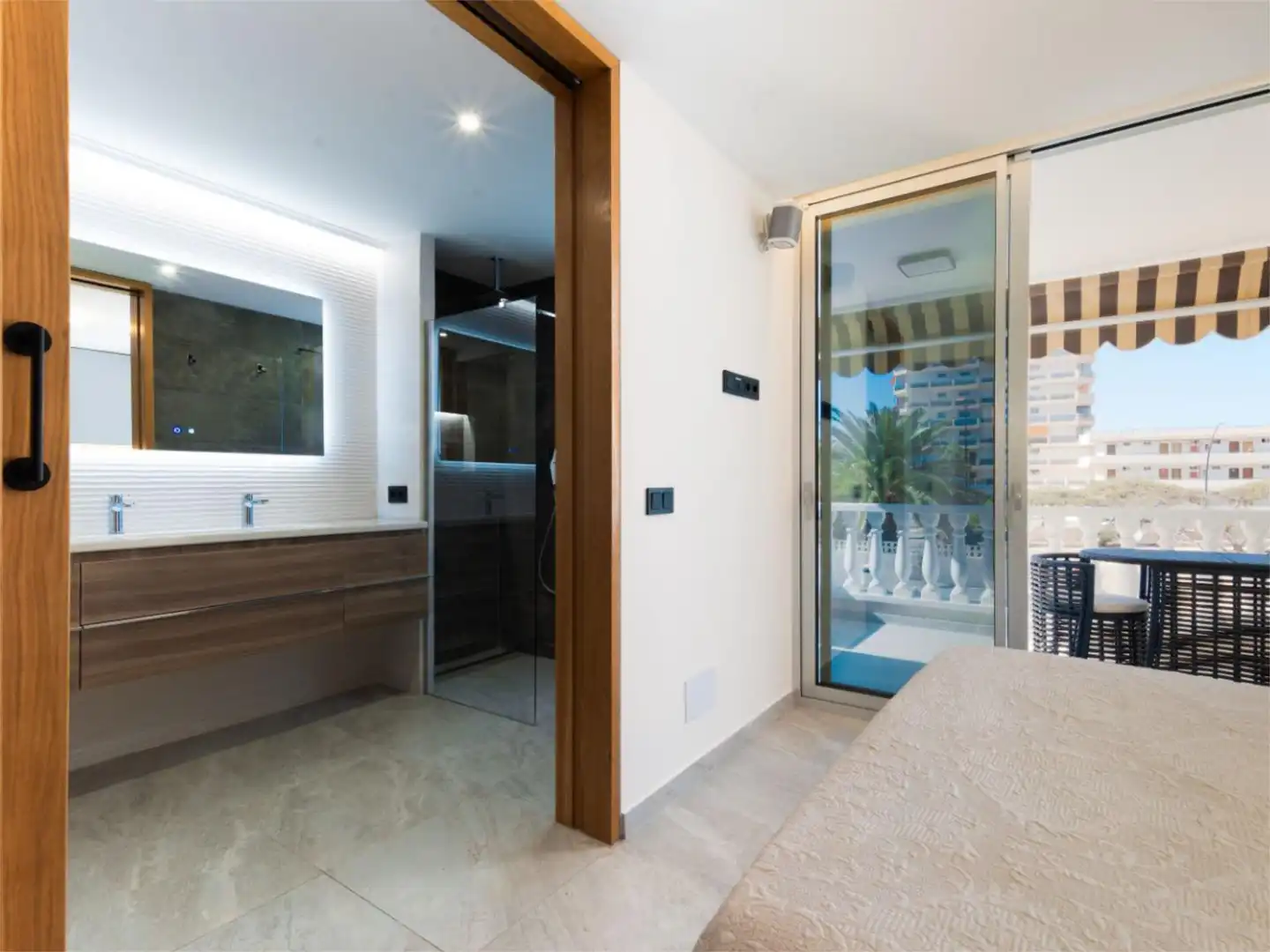 Einfamilien-Reihenhaus zum Verkauf in Avenida Juan Carlos I, 29, Los Cristianos Badezimmer von Einfamilien-Reihenhaus zum Verkauf in Arona mit Terrasse, Schwimmbad und Balkon
