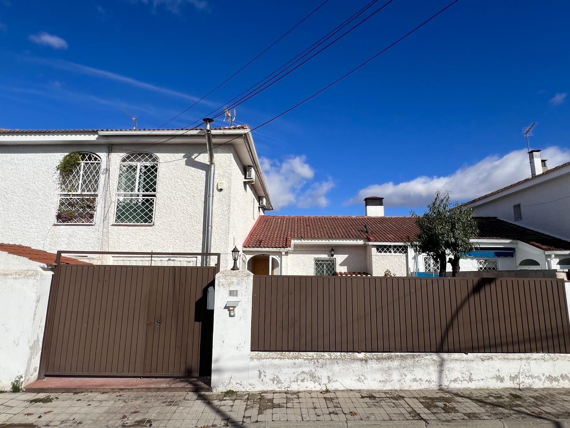 Exterior view of Single-family semi-detached for sale in Fuente El Saz de Jarama  with Air Conditioner, Heating and Private garden