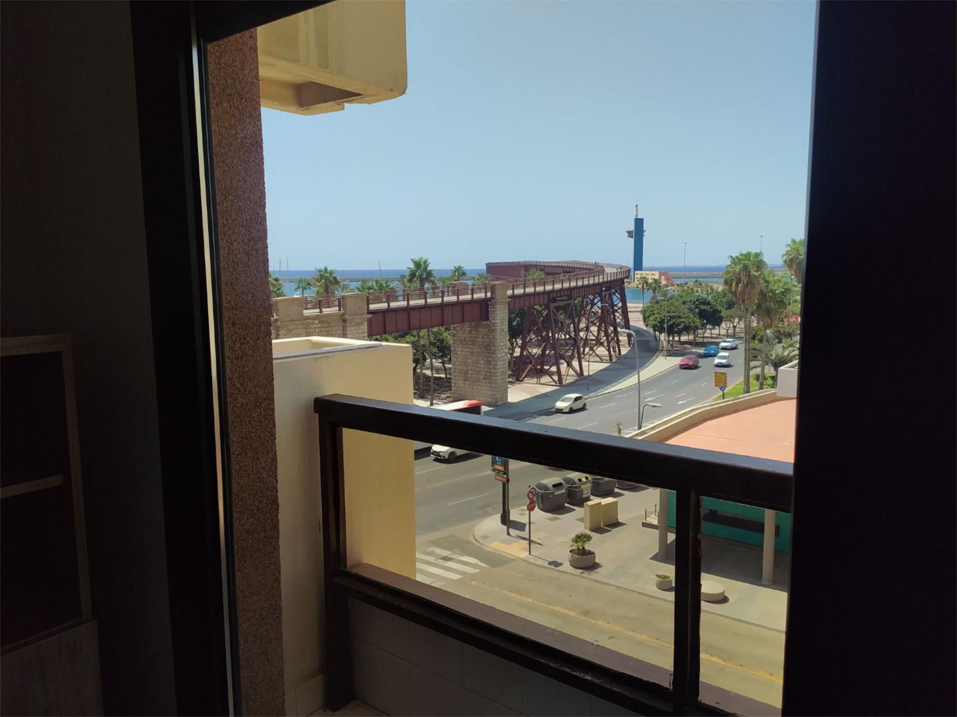 Vista exterior de Pis de lloguer en  Almería Capital amb Aire condicionat i Balcó