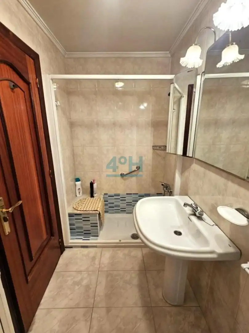 Bathroom of Duplexes for sale in Ourense Capital   with Terrace, Storage room and Furnished