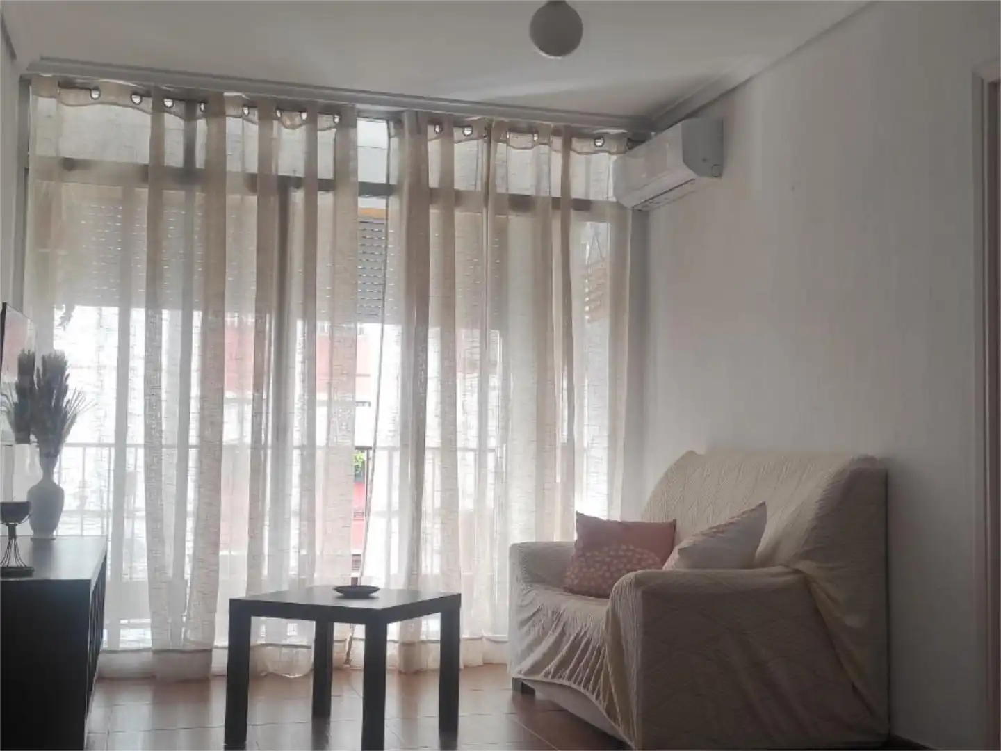 Piso de alquiler en Calle Antonio Gala, 7, San Carlos - San José Sala de estar de Piso de alquiler en Sevilla con Aire acondicionado, Calefacción y Terraza