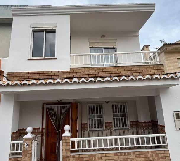 Casa adosada en venda a Carrer de L'alcoià, 9, El Perelló, Valencia - imatge 1 Foto 1 de Casa adosada en venda a Carrer de L'alcoià, 9, El Perelló, Valencia
