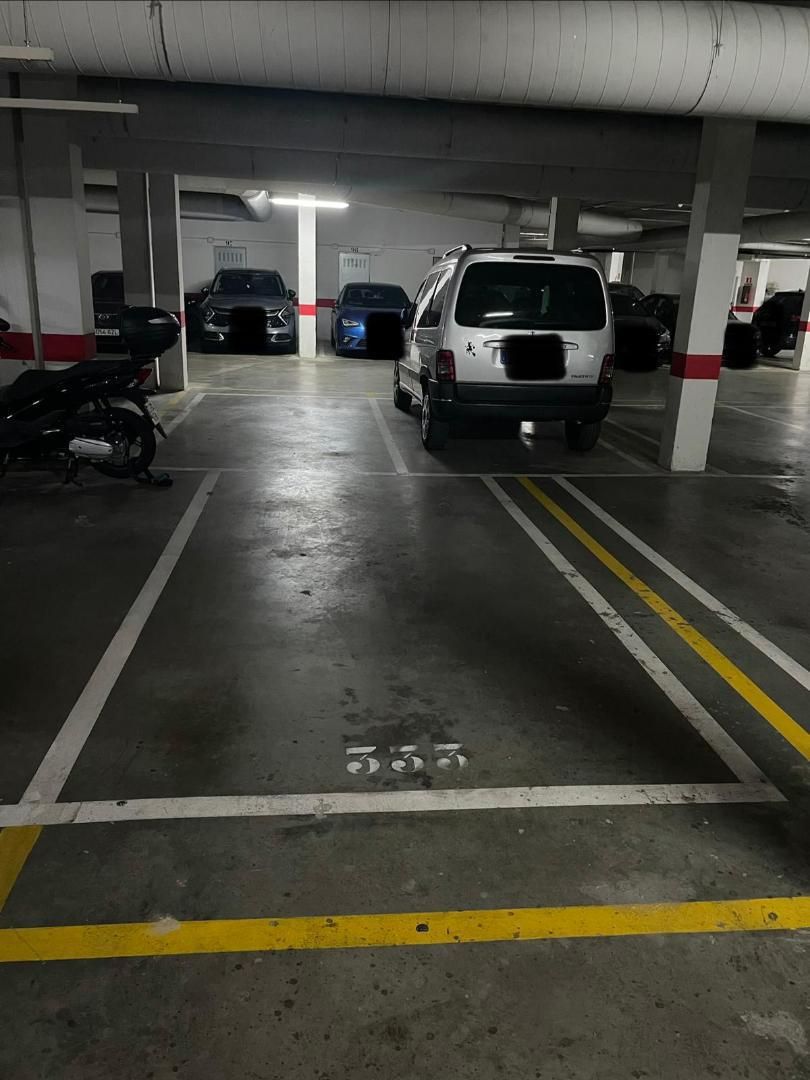 Garage for sale in Avenida Doctor Fedriani, 47, El Torrejón - El Cerezo Parking of Garage for sale in Sevilla Capital