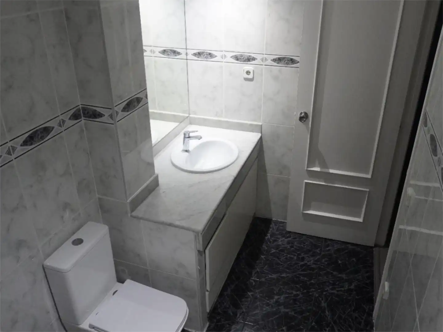 Flat for sale in Avinguda del Segre, 11, Rambla Ferran Bathroom of Flat for sale in Lleida Capital with Air Conditioner, Terrace and Swimming Pool
