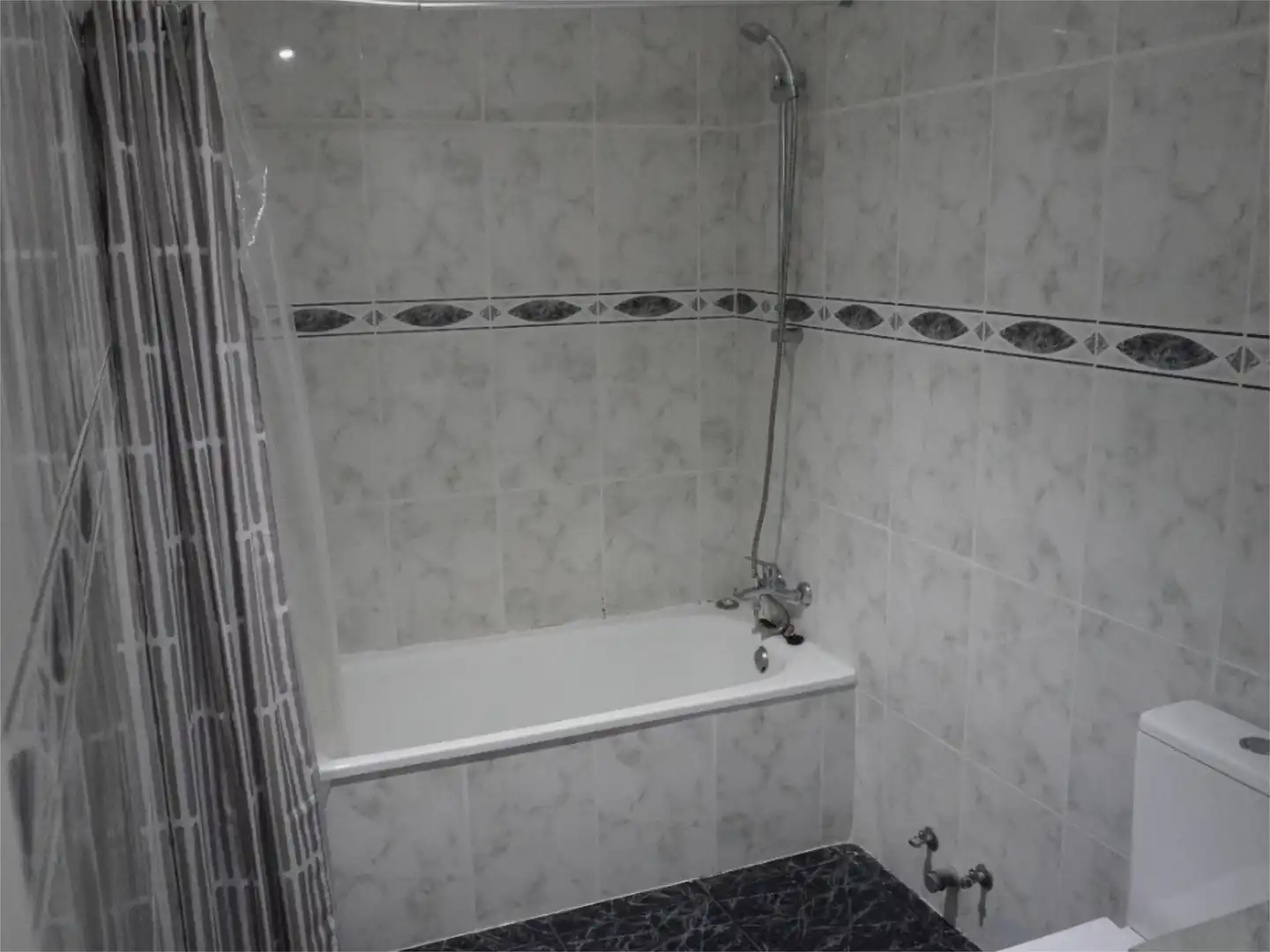 Flat for sale in Avinguda del Segre, 11, Rambla Ferran Bathroom of Flat for sale in Lleida Capital with Air Conditioner, Terrace and Swimming Pool