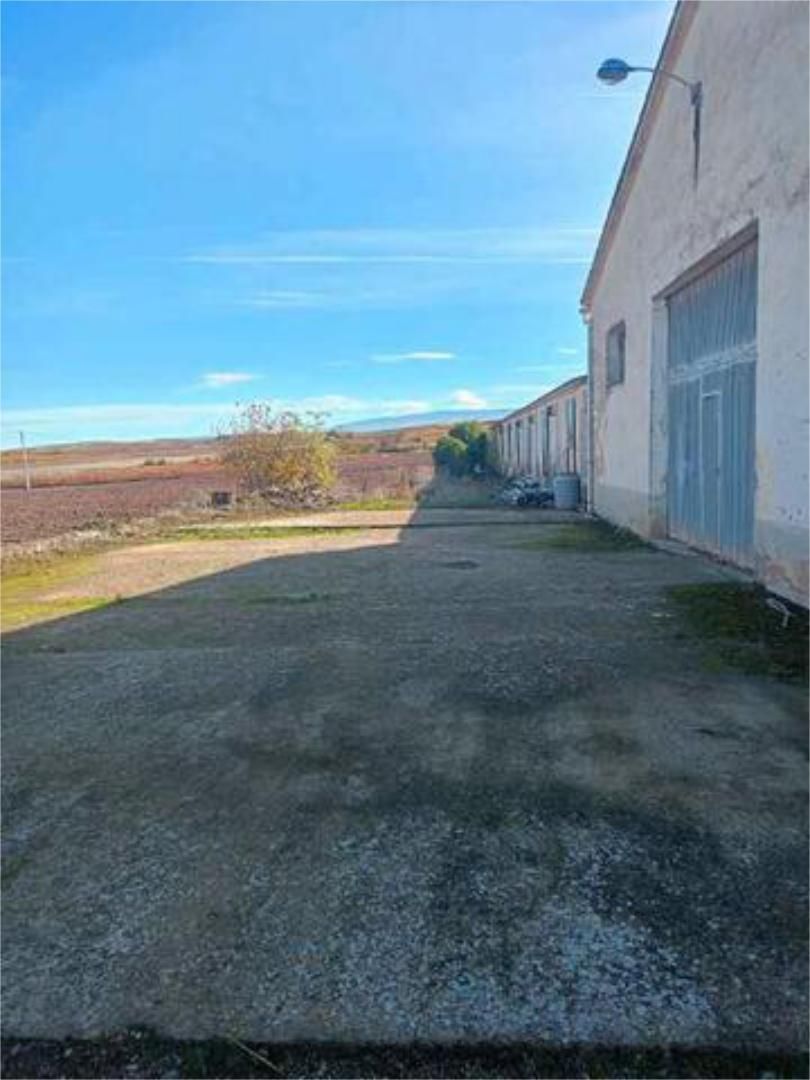 Vista exterior de Nave industrial de alquiler en Alesanco