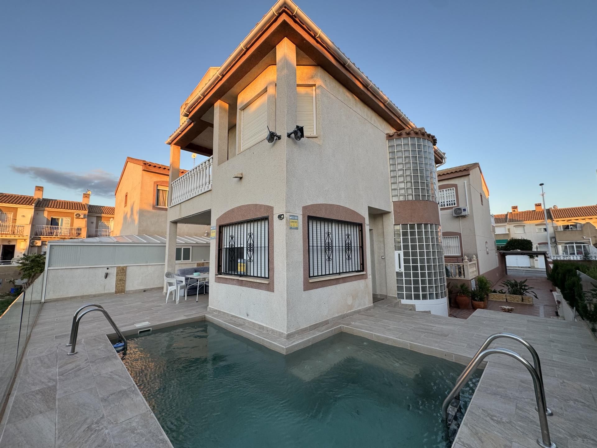 Swimming pool of Flat to rent in Torrevieja  with Air Conditioner, Heating and Private garden