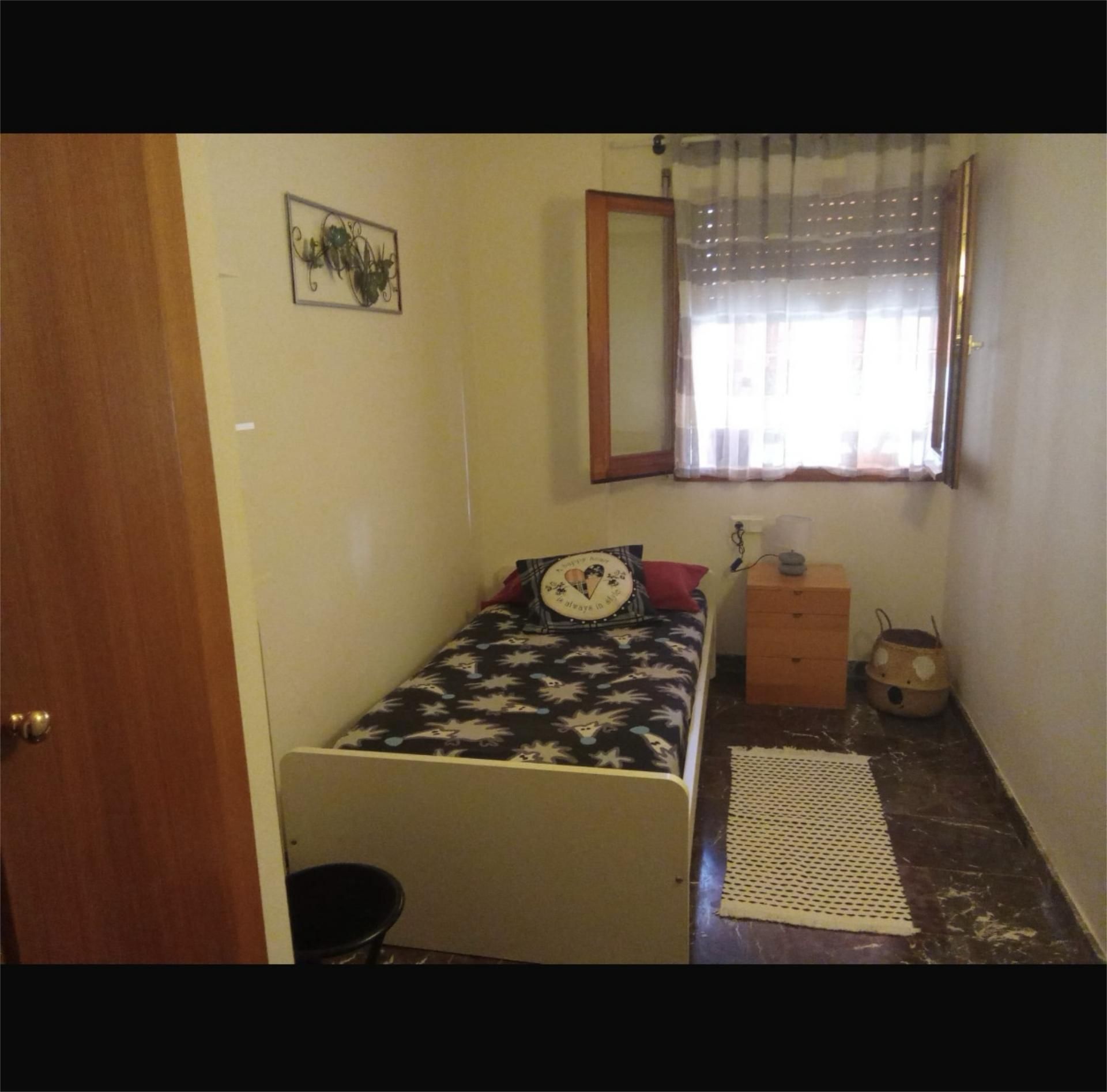 Pis per a compartir a Carrer de la Riera de Bugantó, 8, Montilivi Dormitori de Pis per a compartir en Girona Capital amb Moblat, Forn i Balcó