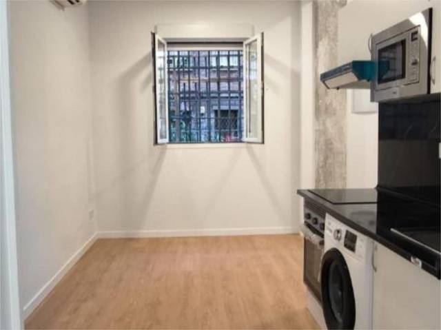 Piso en Venta en Calle de Eugenia de Montijo, 80 en Vista Alegre