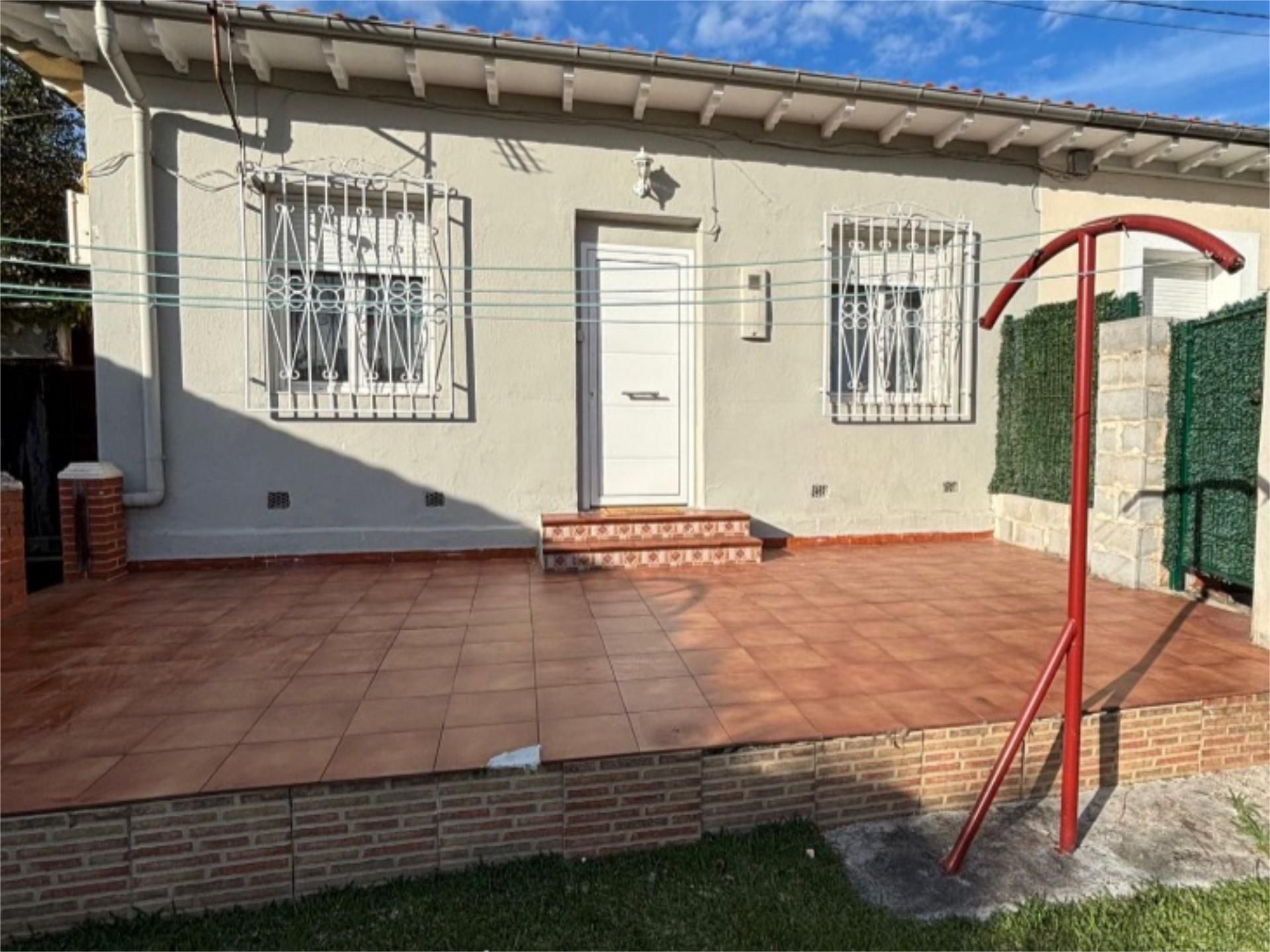 Casa adosada en venda a Barrio El Rivero, 253, Sierrapando Vista exterior de Casa adosada en venda en Torrelavega amb Calefacció, Jardí privat i Parquet