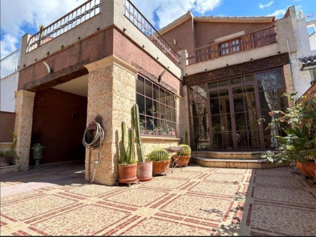 Casa adosada en Venta en Calle Almería, 70 en Salesianos