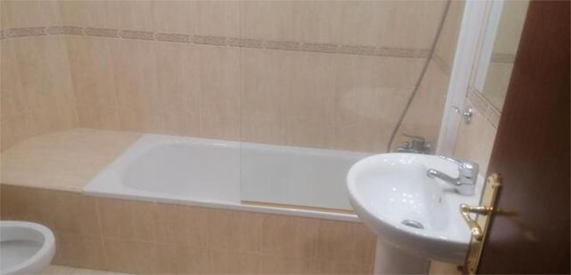 Bany de Pis de lloguer en A Coruña Capital  amb Calefacció, Terrassa i Traster