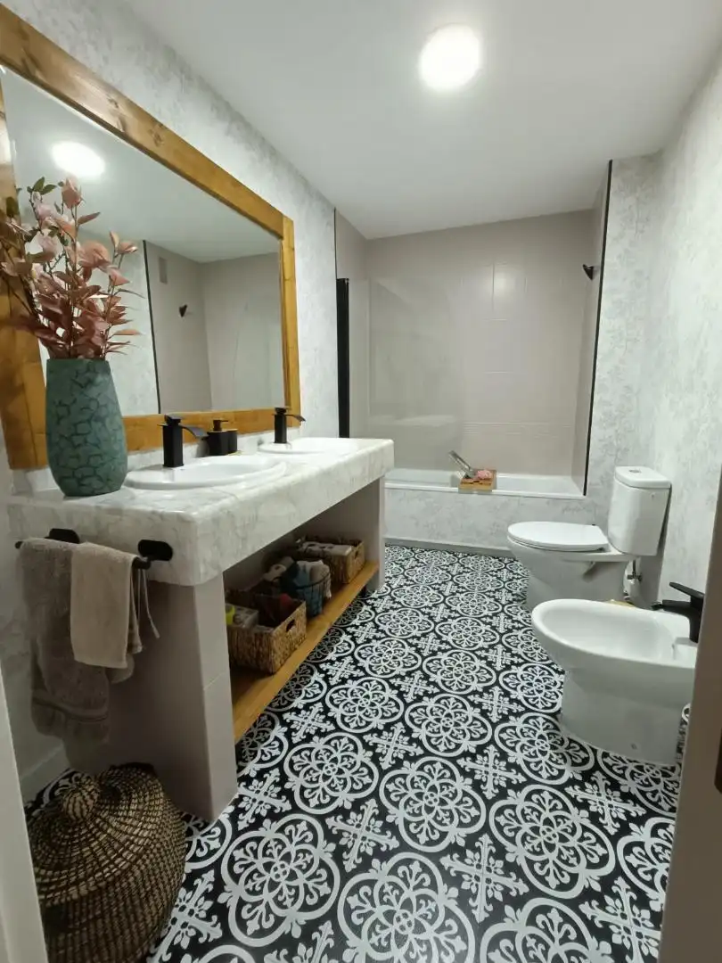Casa o xalet en venda a Calle San Gabriel, 2, El Torreón - Los Ángeles - El Pilar Bany de Casa o xalet en venda en Ciudad Real Capital amb Aire condicionat, Terrassa i Piscina