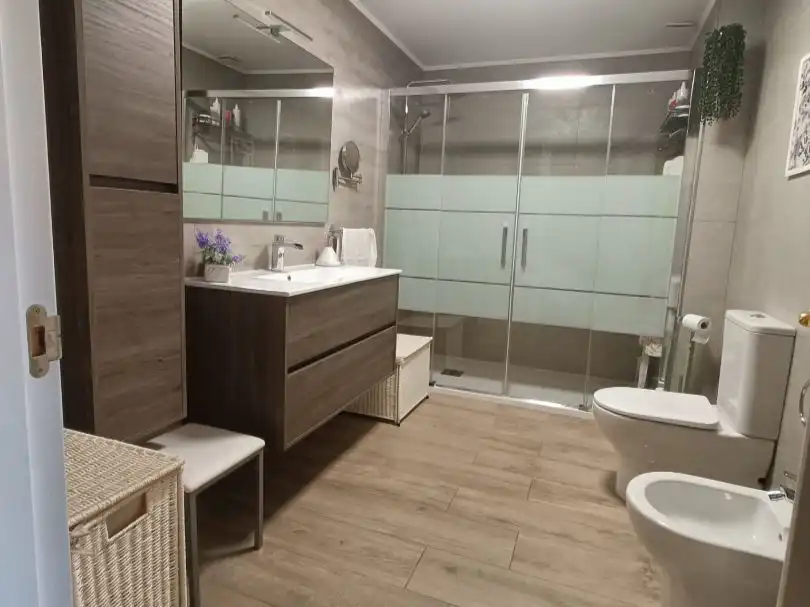Casa o xalet en venda a Calle San Gabriel, 2, El Torreón - Los Ángeles - El Pilar Bany de Casa o xalet en venda en Ciudad Real Capital amb Aire condicionat, Terrassa i Piscina