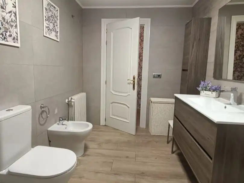 Casa o xalet en venda a Calle San Gabriel, 2, El Torreón - Los Ángeles - El Pilar Bany de Casa o xalet en venda en Ciudad Real Capital amb Aire condicionat, Terrassa i Piscina