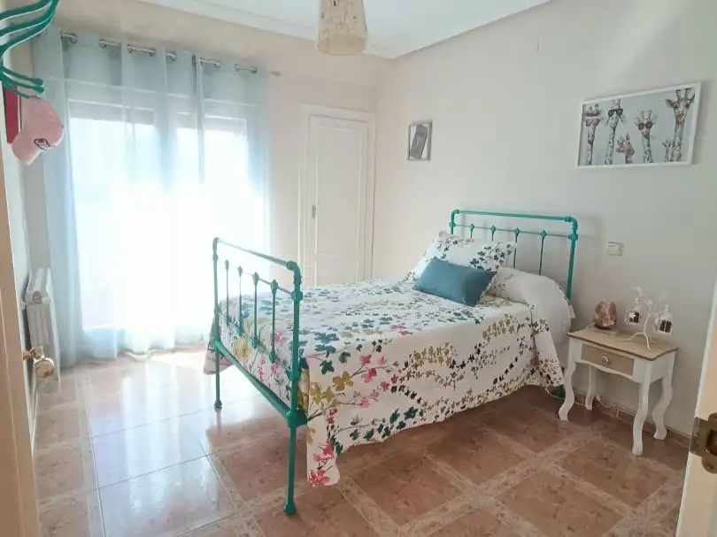 Casa o xalet en venda a Calle San Gabriel, 2, El Torreón - Los Ángeles - El Pilar Dormitori de Casa o xalet en venda en Ciudad Real Capital amb Aire condicionat, Terrassa i Piscina
