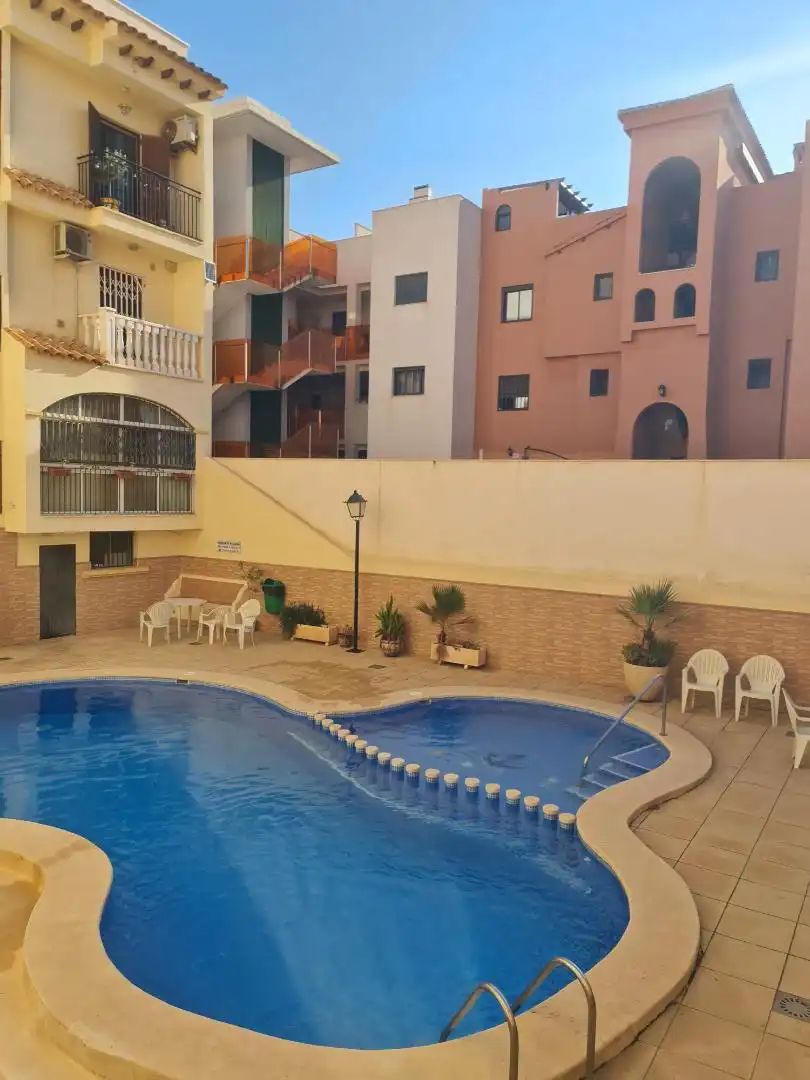 Schwimmbecken von Wohnungen zum Verkauf in Torrevieja mit Klimaanlage, Terrasse und Balkon