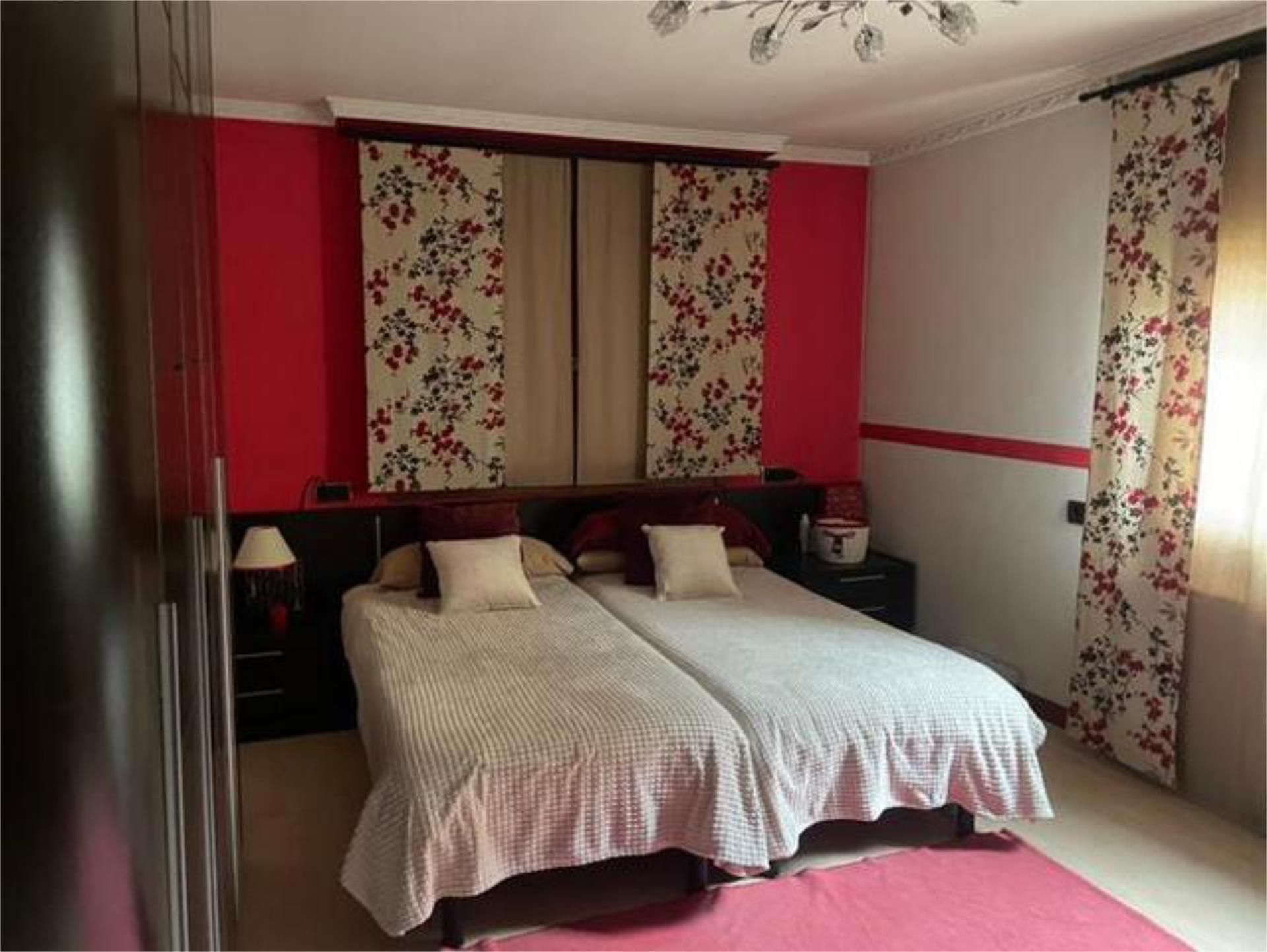 Dormitori de Casa adosada en venda en San Leonardo de Yagüe amb Calefacció, Jardí privat i Terrassa