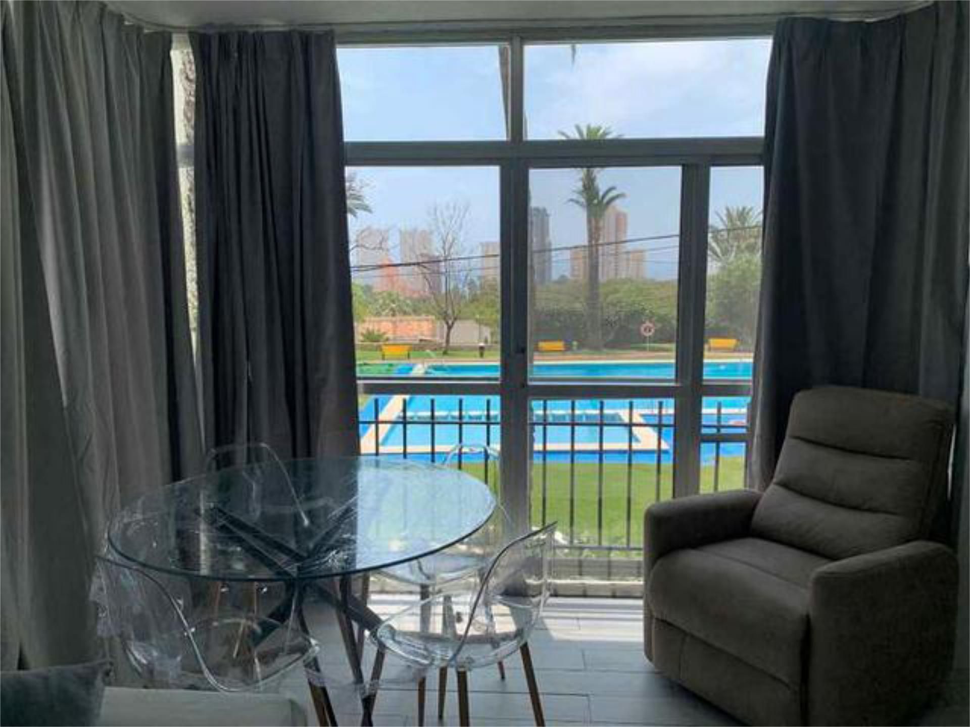 Piscina de Apartament de lloguer en Benidorm amb Piscina