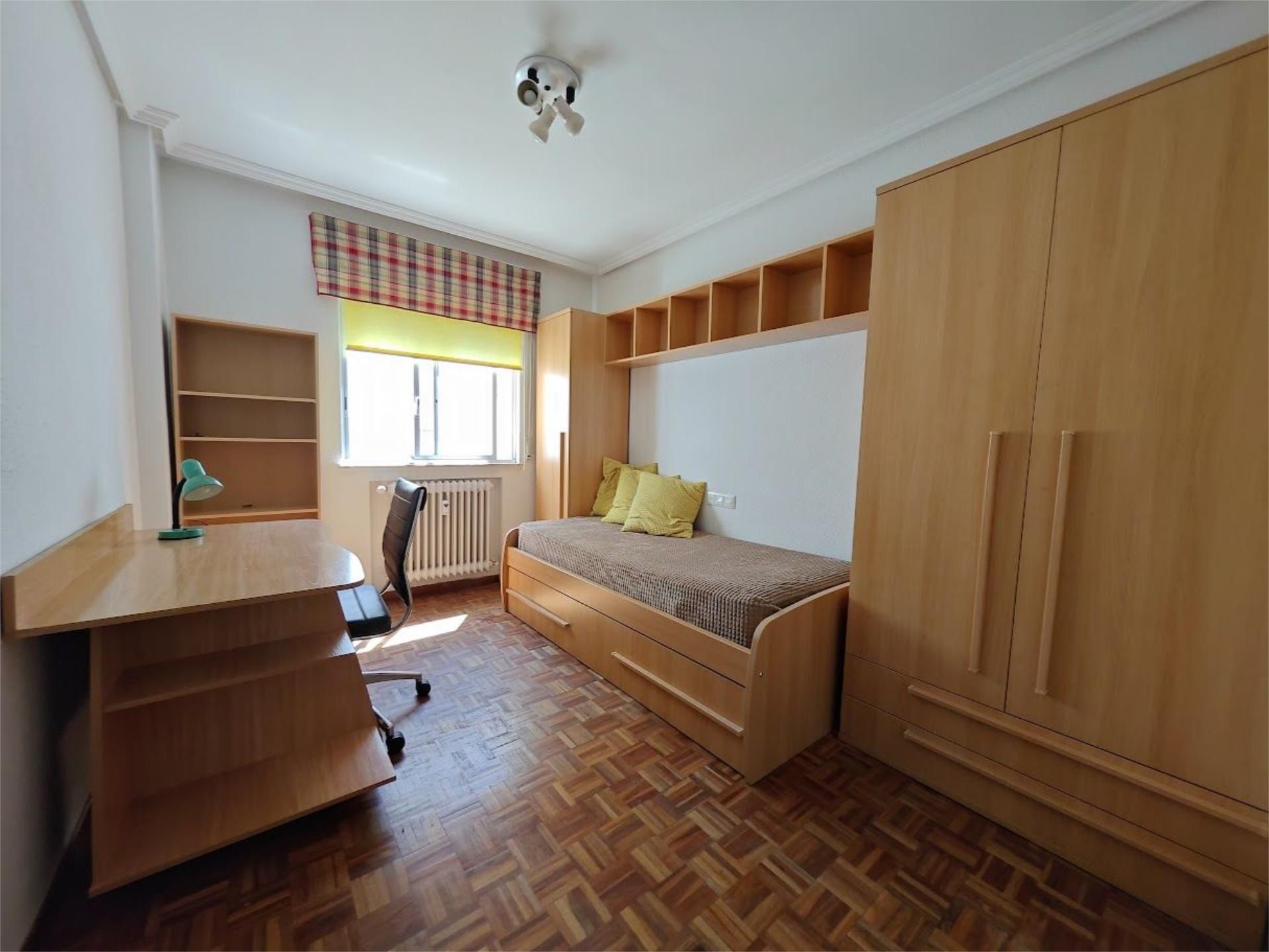 Bedroom of Flat to share in Salamanca Capital  with Heating, Parquet flooring and Furnished