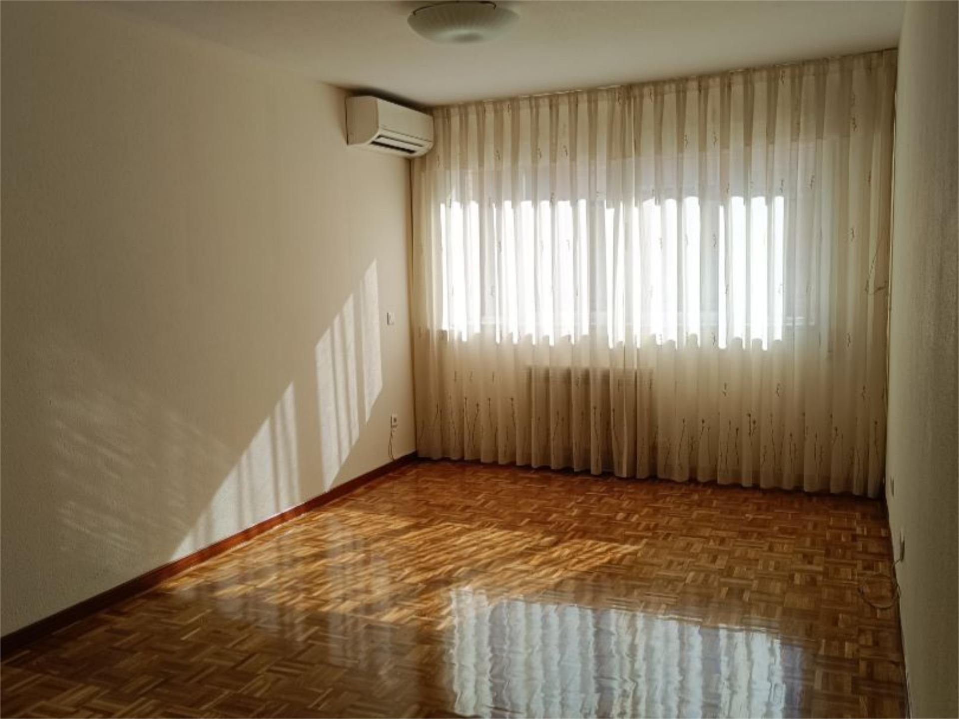 Flat to rent in Calle Islas Canarias, 133, Sector 3 Bedroom of Flat to rent in Getafe with Air Conditioner and Swimming Pool