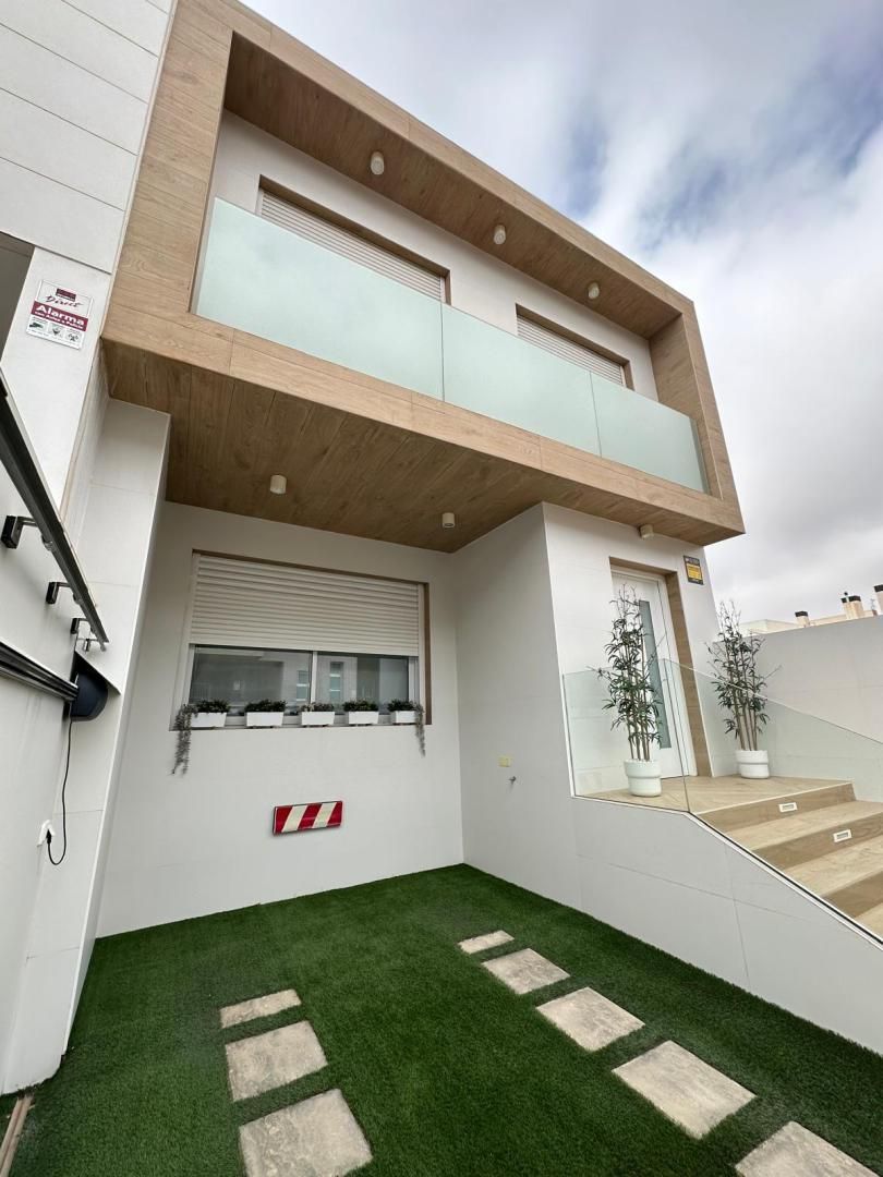 Exterior view of Duplex for sale in  Almería Capital  with Air Conditioner, Heating and Private garden