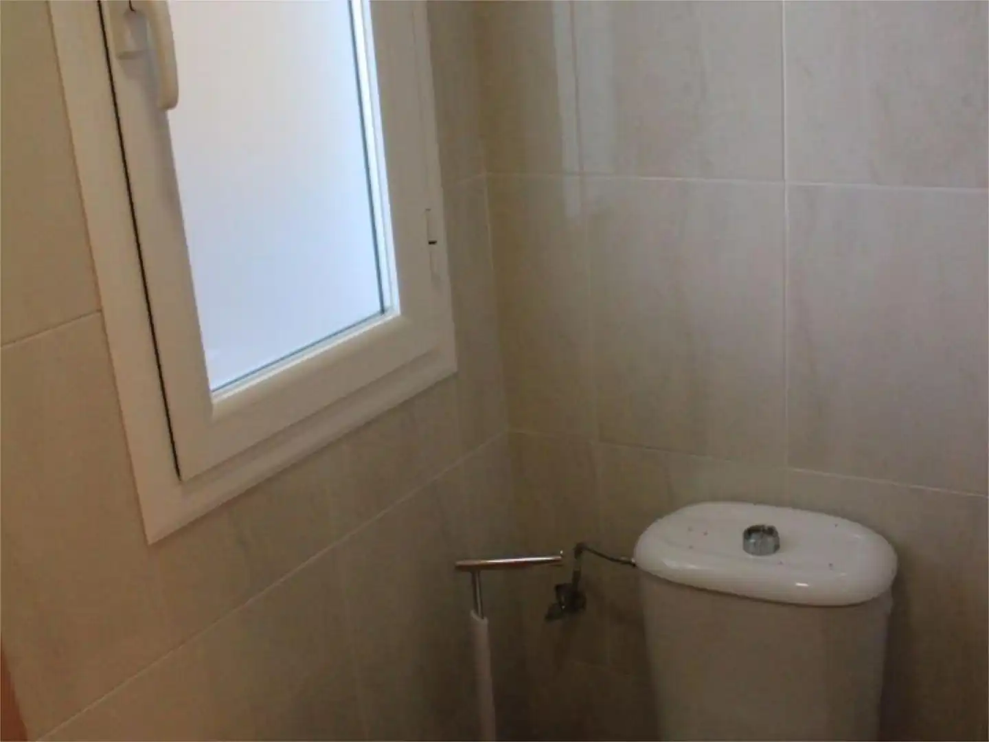 Piso en venta en Calle Historiador Tomas Quesada, 11, Huelma Baño de Piso en venta en Huelma con Terraza, Trastero y Parking comunitario