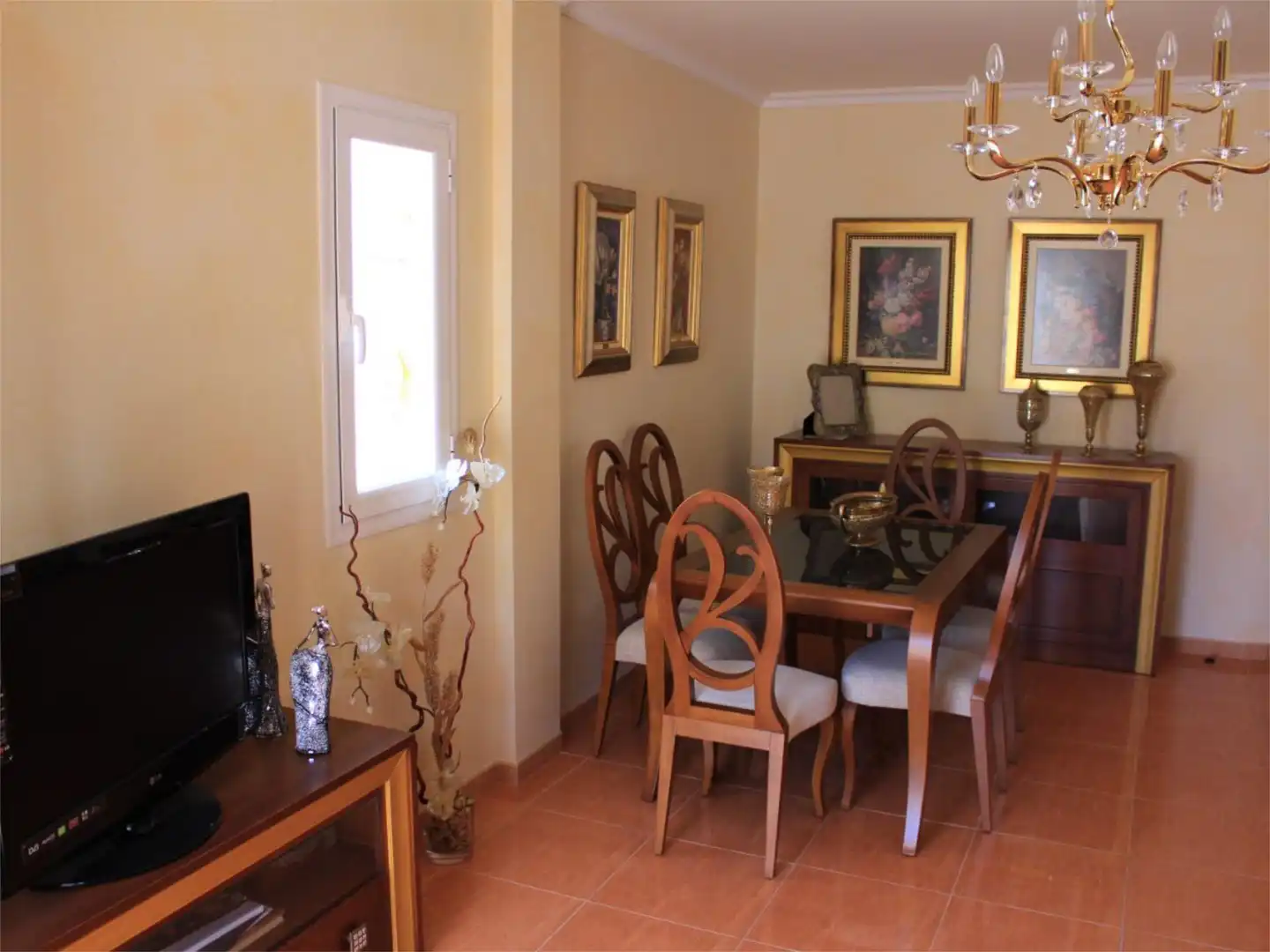 Piso en venta en Calle Historiador Tomas Quesada, 11, Huelma Comedor de Piso en venta en Huelma con Terraza, Trastero y Parking comunitario