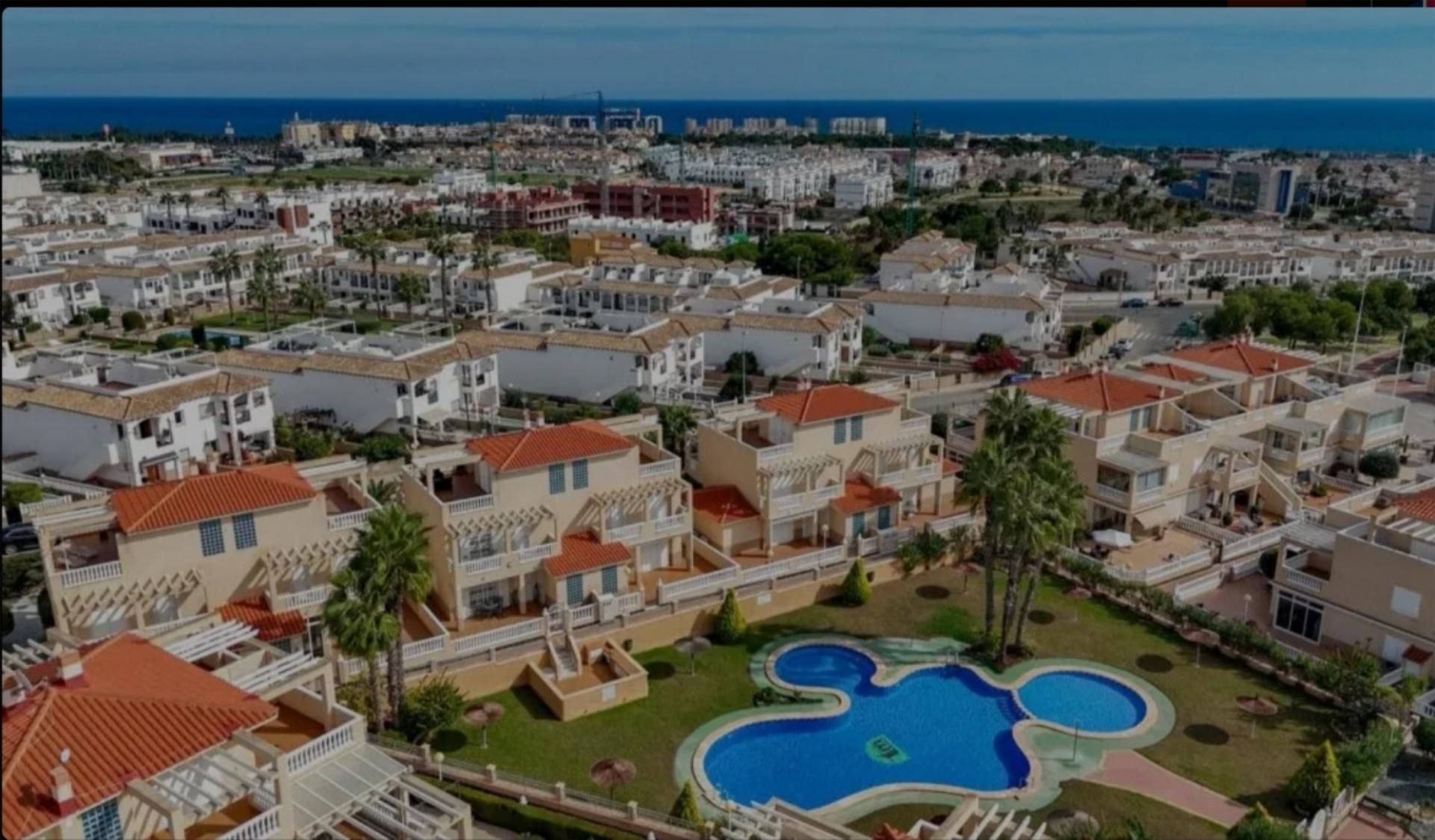Vista exterior de Planta baixa en venda en Orihuela amb Aire condicionat, Calefacció i Jardí privat