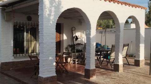 Foto 3 de Casa o xalet en venda a ኡርባኒሳሲኦን ማታያና, 90, Carmona, Sevilla