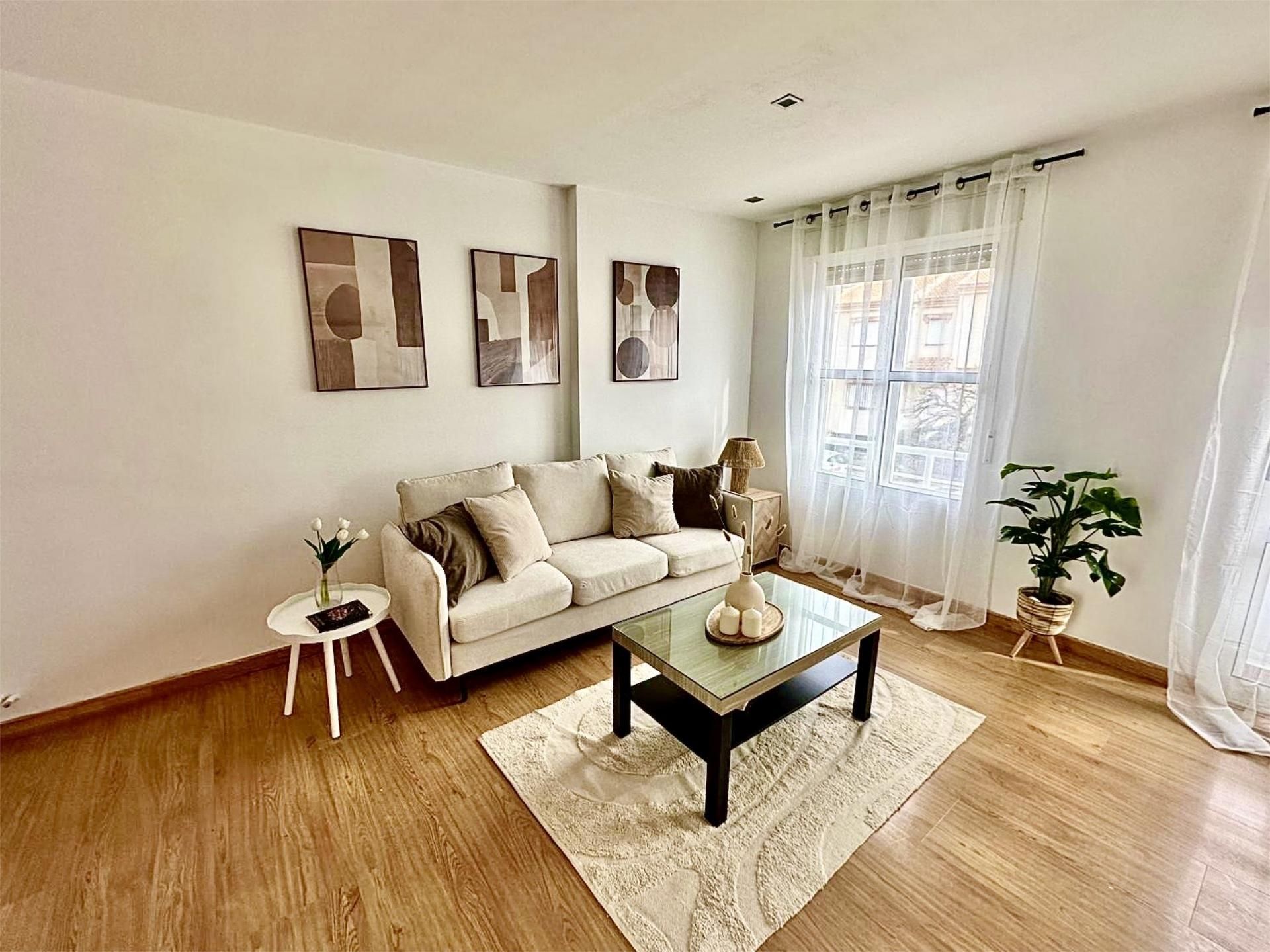 Sala d'estar de Pis en venda en La Zubia amb Jardí privat, Parquet i Terrassa