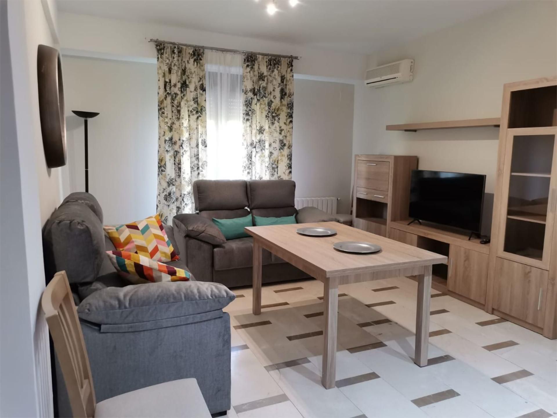 Flat to rent in Paseo de la Estación, 37, Hospital Living room of Flat to rent in Jaén Capital with Air Conditioner and Balcony