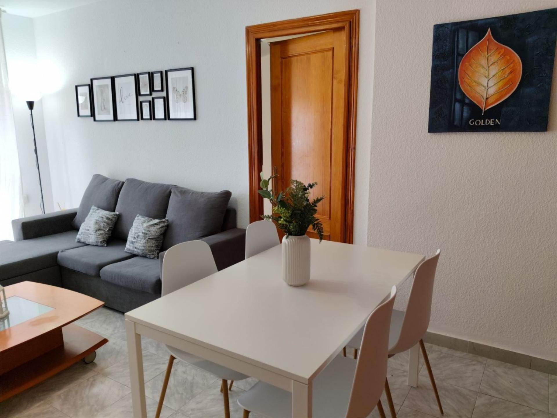 Pis de lloguer a Calle Tucán, 1, San Luis Sala d'estar de Pis de lloguer en Almería Capital amb Aire condicionat