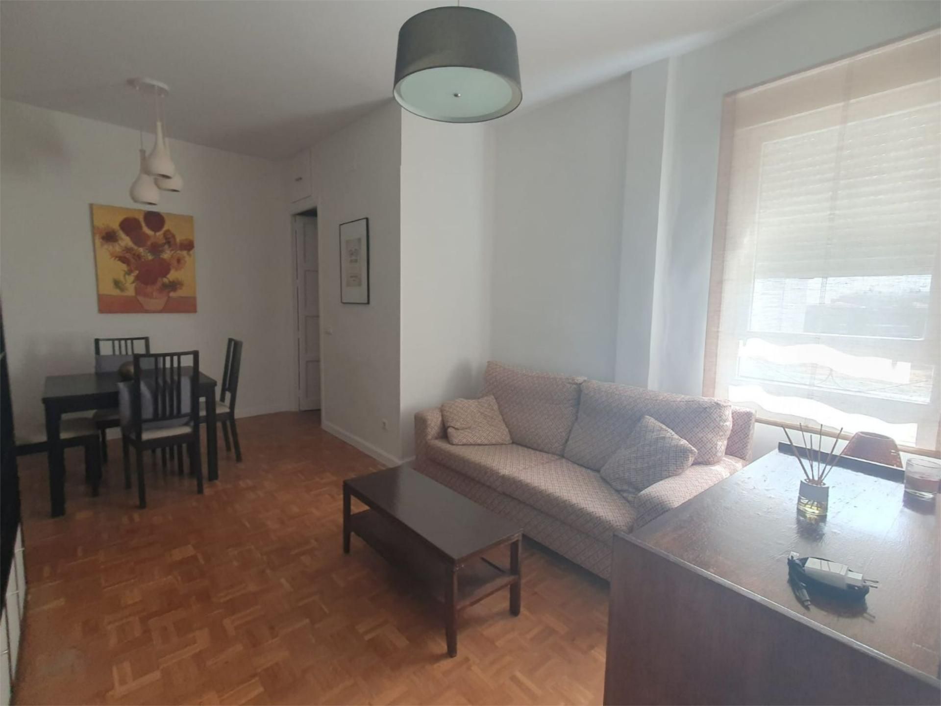 Pis de lloguer a Calle del Doce de Octubre, 14, Niño Jesús Sala d'estar de Pis de lloguer en Madrid Capital amb Aire condicionat, Calefacció i Moblat