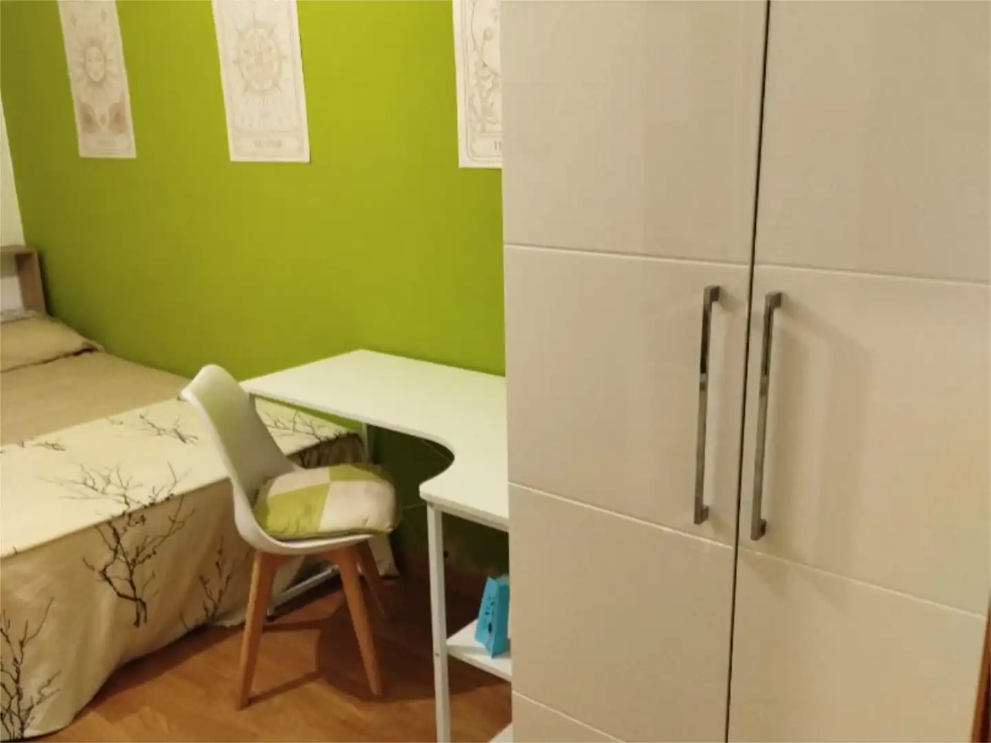 Room in Carrer de València, 50, Núcleo Urbano Bedroom of Flat for share in La Pobla de Vallbona with Parquet flooring, Furnished and Video intercom