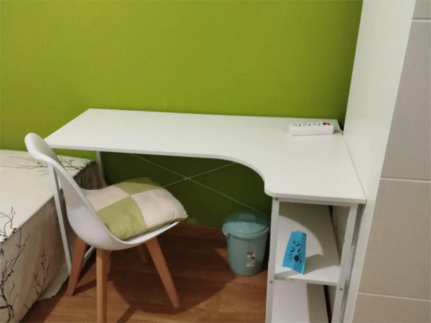 Room in Carrer de València, 50, Núcleo Urbano Flat for share in La Pobla de Vallbona with Parquet flooring, Furnished and Video intercom