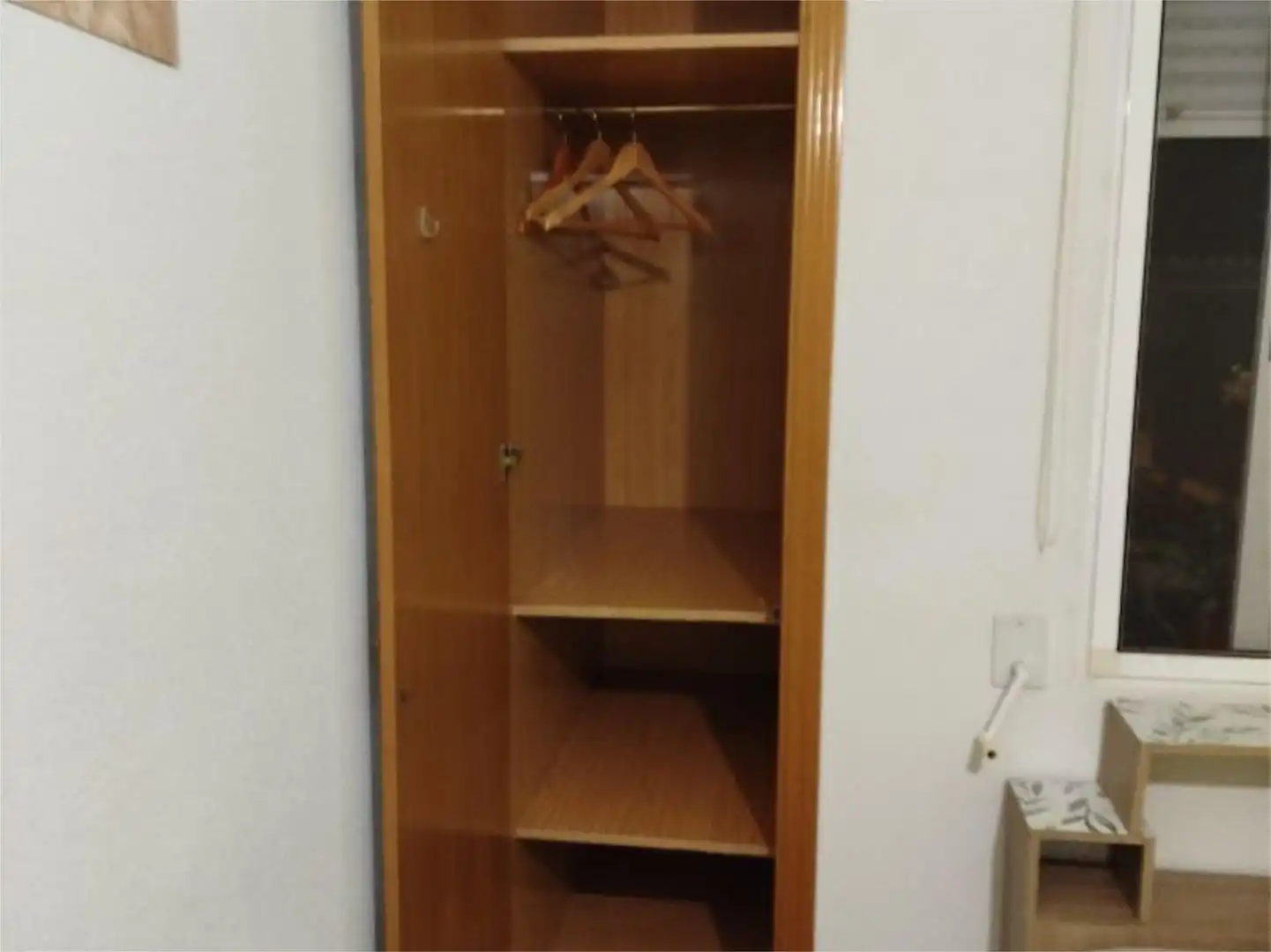 Room in Carrer de València, 50, Núcleo Urbano Bedroom of Flat for share in La Pobla de Vallbona with Parquet flooring, Furnished and Video intercom