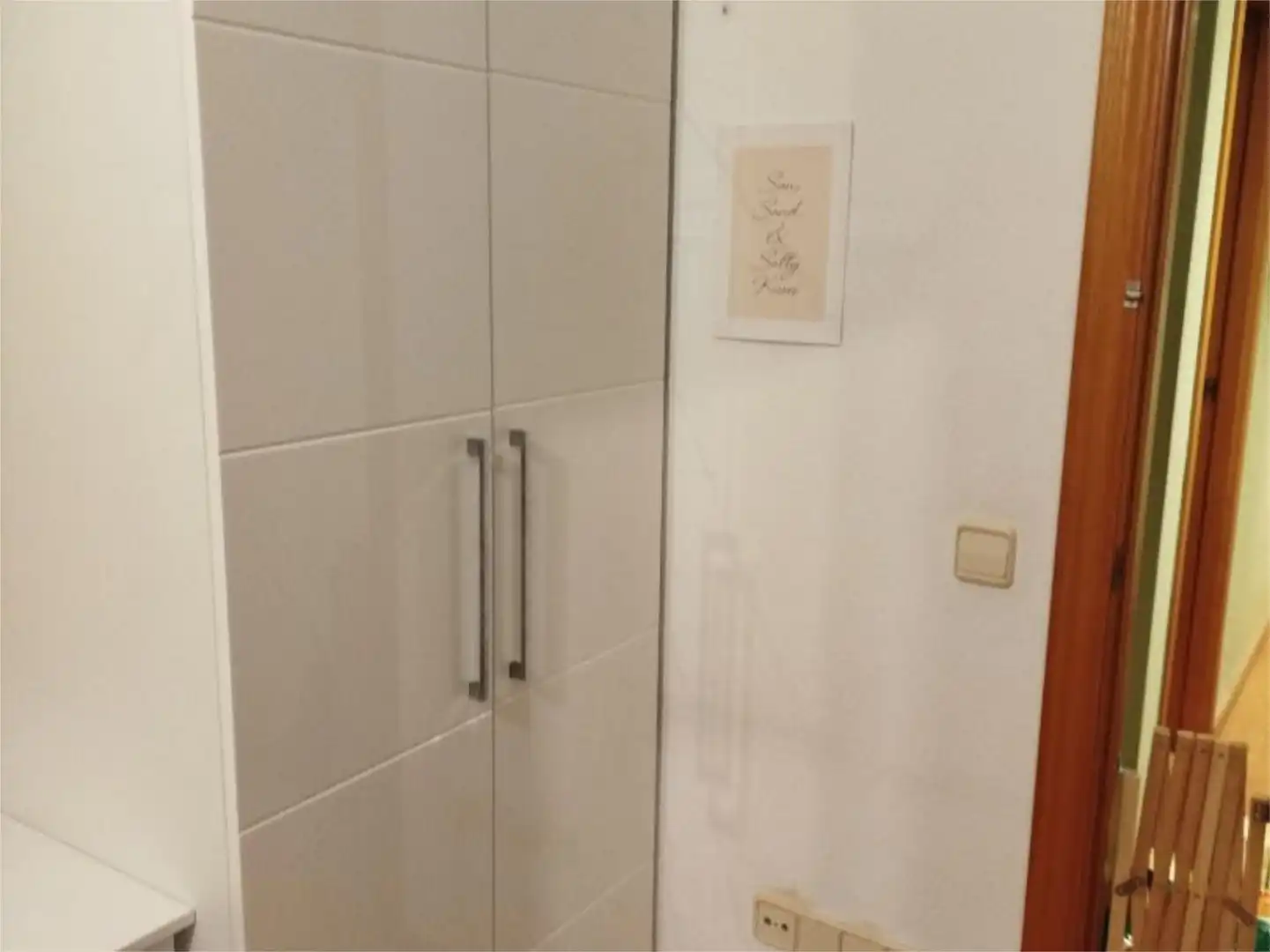 Room in Carrer de València, 50, Núcleo Urbano Bathroom of Flat for share in La Pobla de Vallbona with Parquet flooring, Furnished and Video intercom