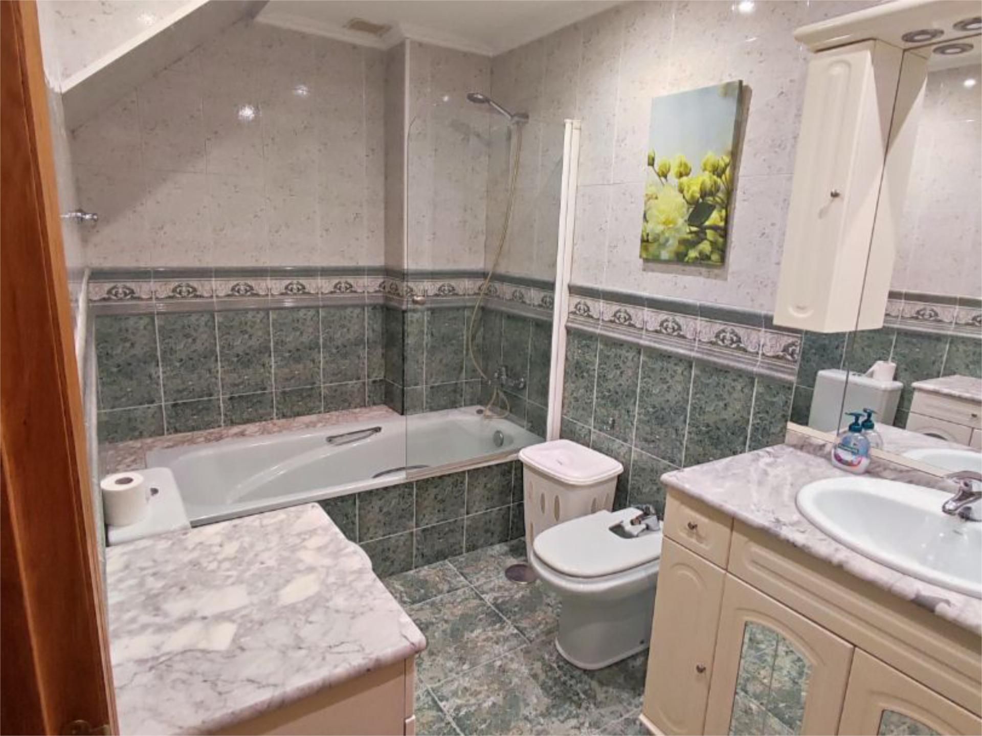 Bany de Casa adosada en venda en Oviedo  amb Calefacció i Traster