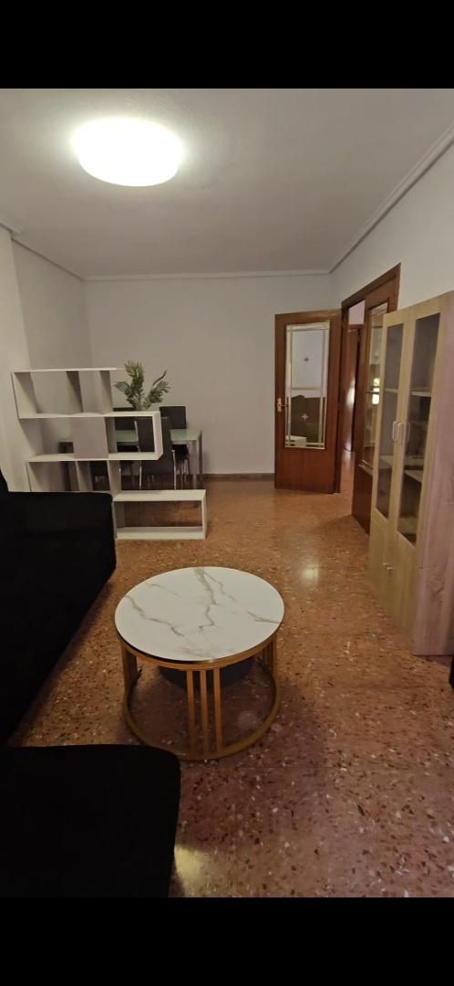 Sala de estar de Piso en venta en Elda con Trastero, Amueblado y Horno