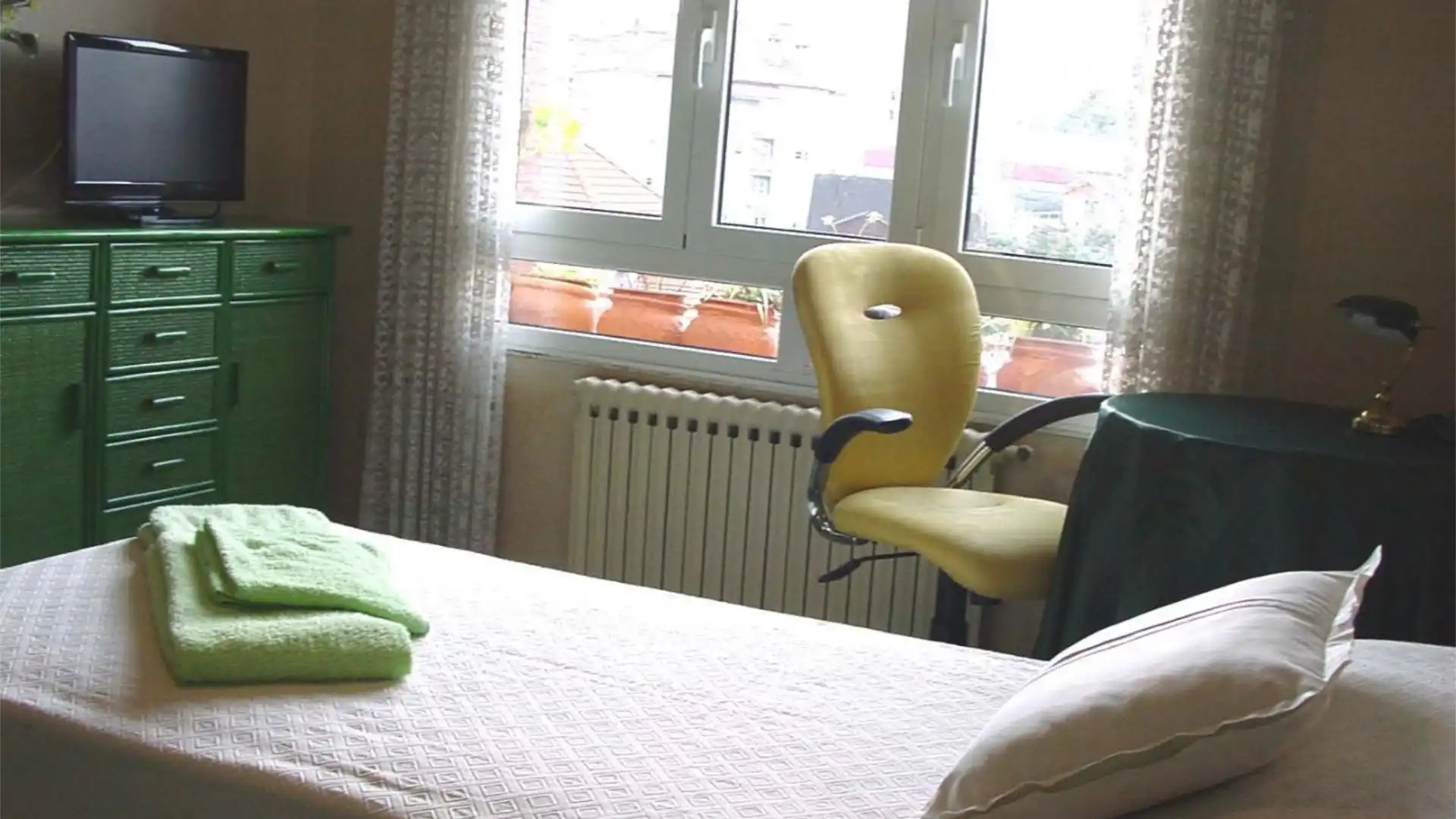 Bedroom of Flat for share in Avilés  with Furnished and Community parking