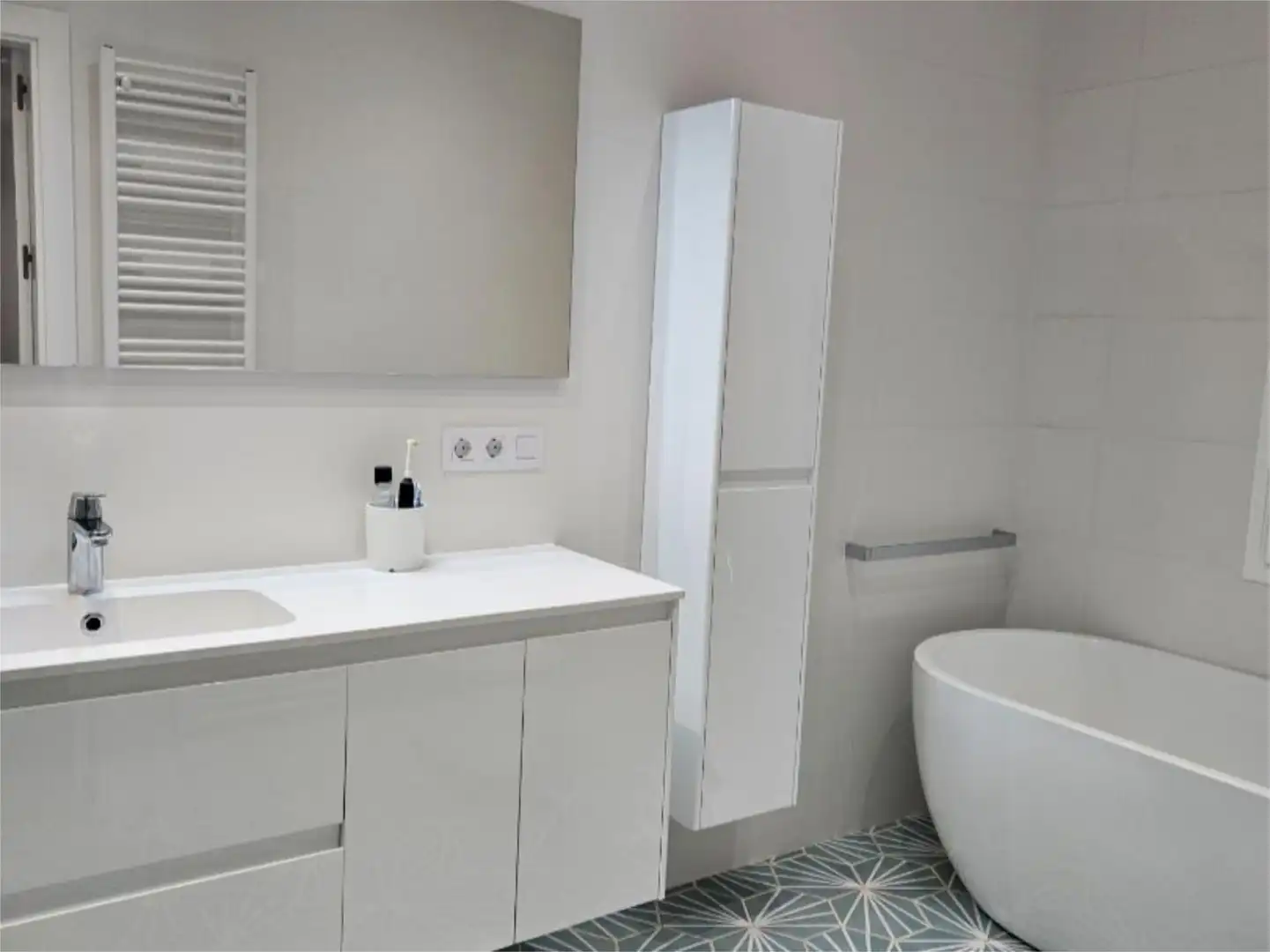 Flat for sale in Argüelles Bathroom of Flat for sale in Madrid with Air Conditioner, Heating and Storage room